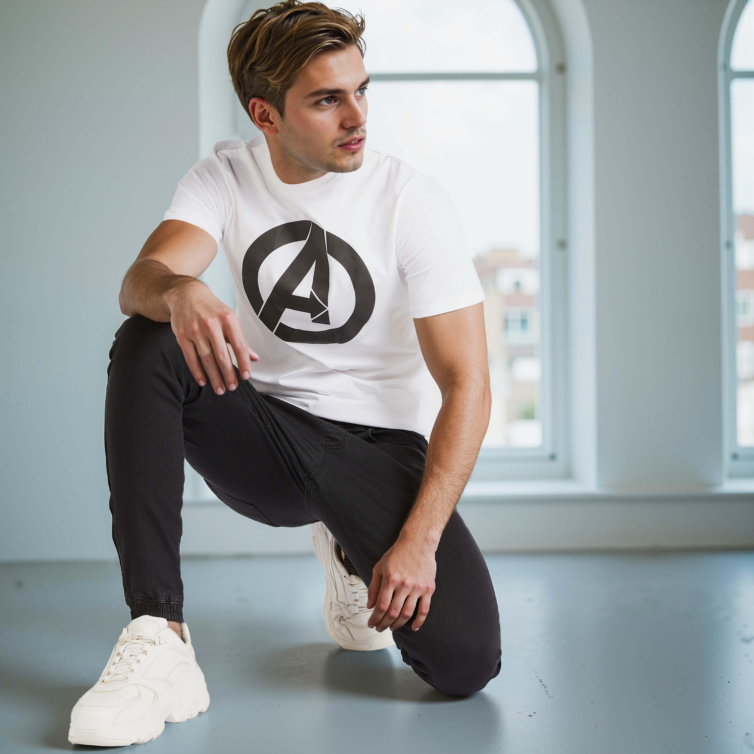 تيشيرت بقصّة سليم وياقة ضيّقة وأكمام قصيرة وطبعات أفنجرز-men-clothing-tshirtsandpolos-tshirts-image-2