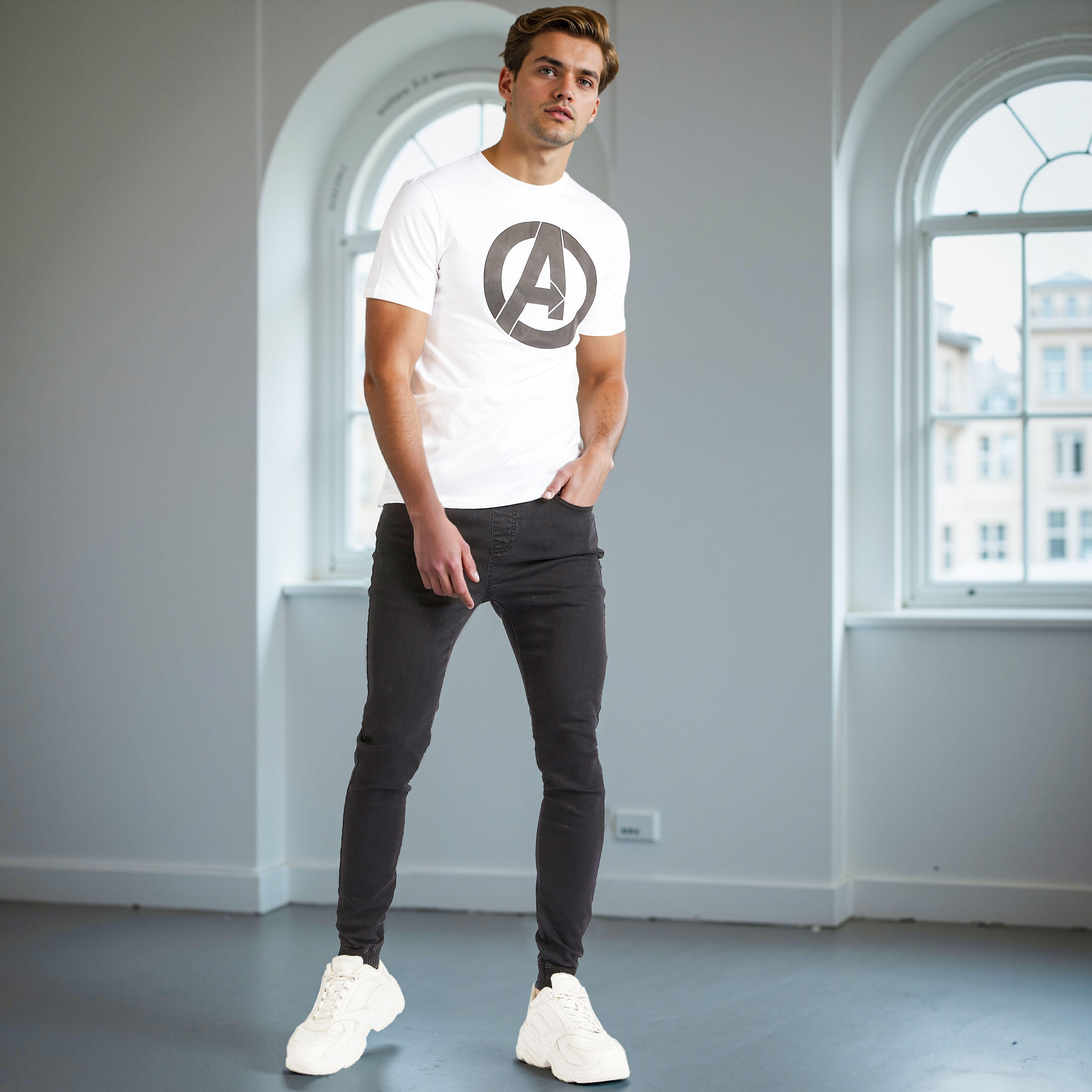 تيشيرت بقصّة سليم وياقة ضيّقة وأكمام قصيرة وطبعات أفنجرز-men-clothing-tshirtsandpolos-tshirts-image-3