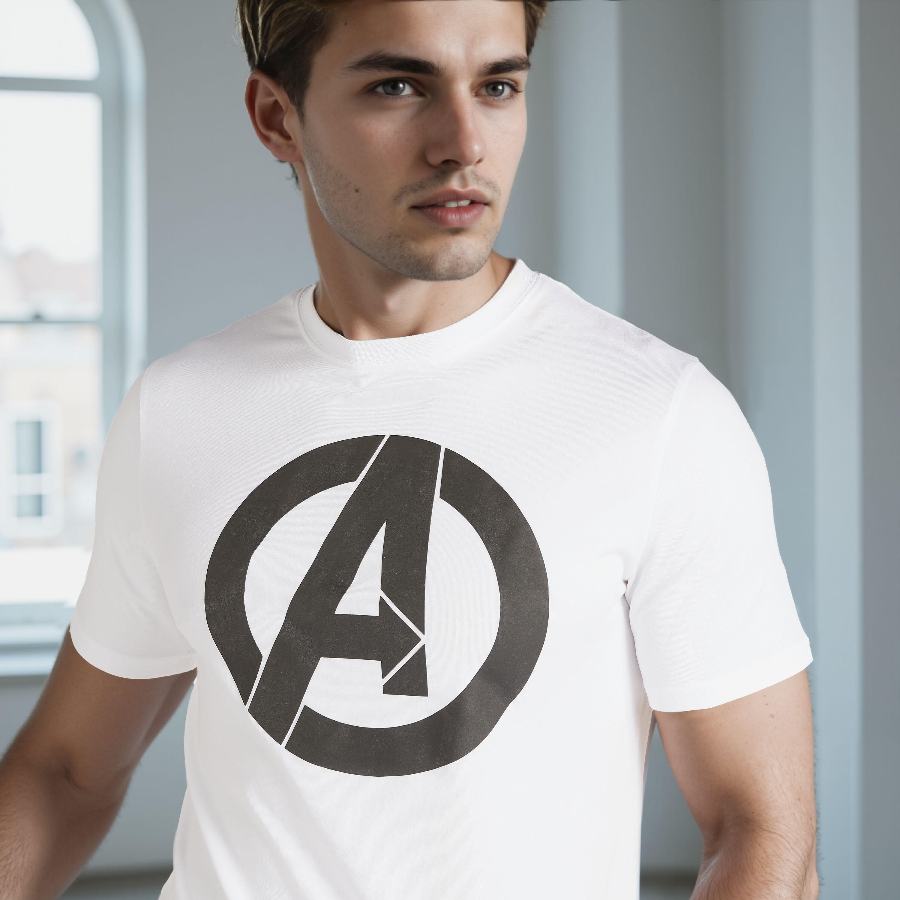 تيشيرت بقصّة سليم وياقة ضيّقة وأكمام قصيرة وطبعات أفنجرز-men-clothing-tshirtsandpolos-tshirts-image-4