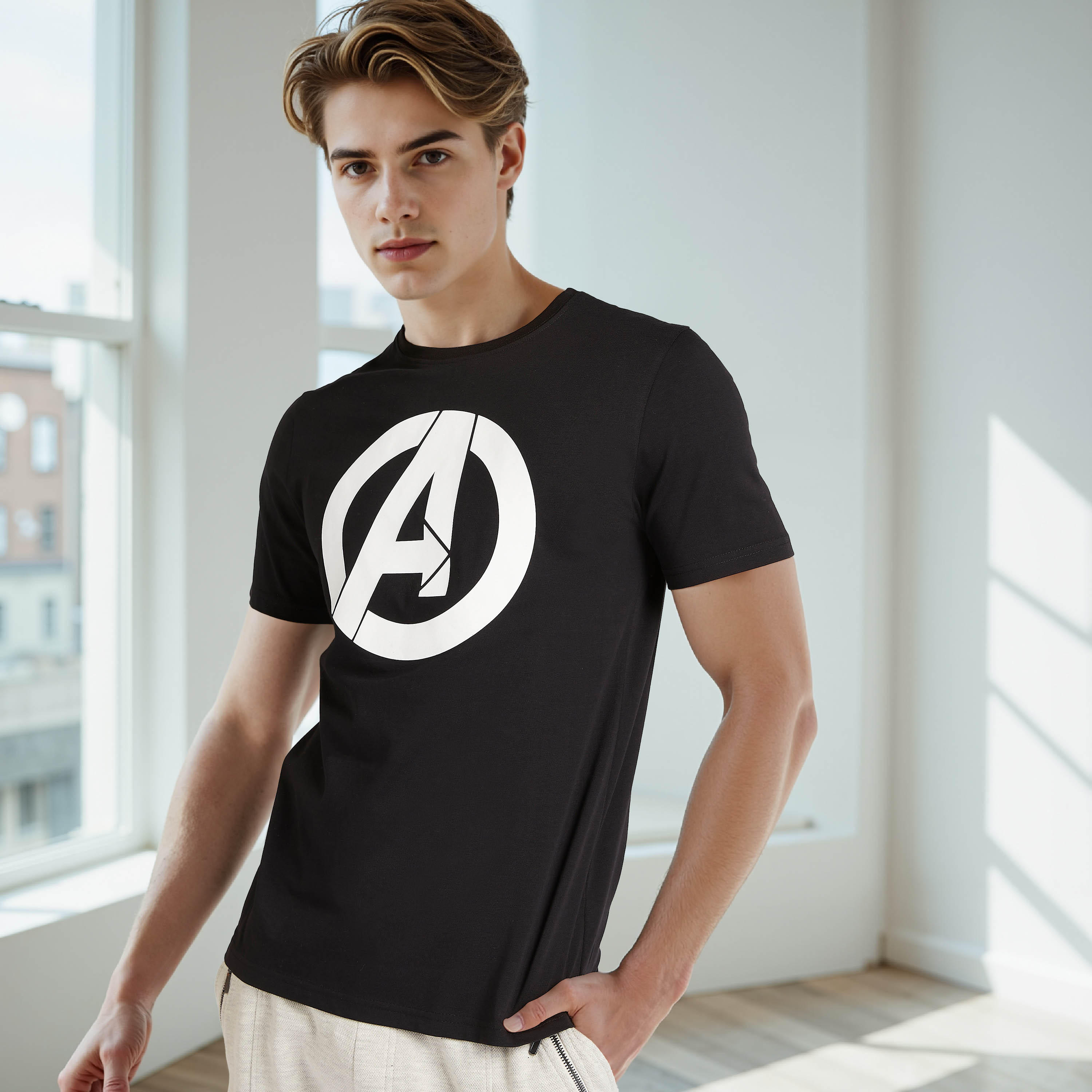 تيشيرت بقصّة سليم وياقة ضيّقة وأكمام قصيرة وطبعات أفنجرز-men-clothing-tshirtsandpolos-tshirts-image-1
