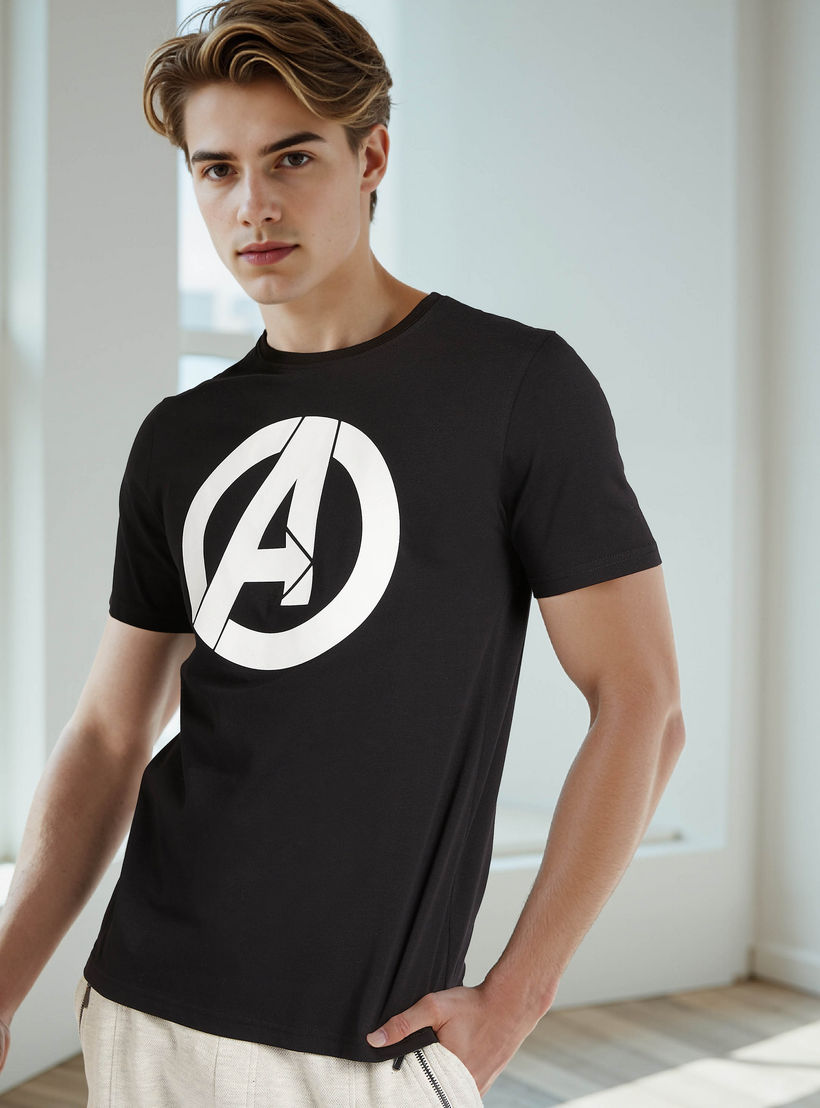 تيشيرت بقصّة سليم وياقة ضيّقة وأكمام قصيرة وطبعات أفنجرز-men-clothing-tshirtsandpolos-tshirts-image-1