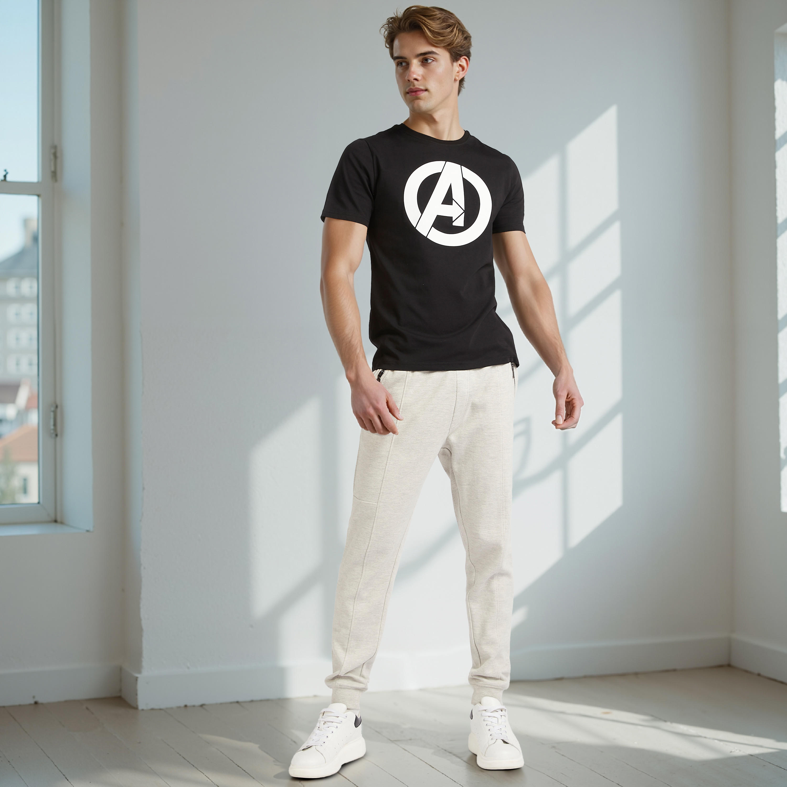 تيشيرت بقصّة سليم وياقة ضيّقة وأكمام قصيرة وطبعات أفنجرز-men-clothing-tshirtsandpolos-tshirts-image-2