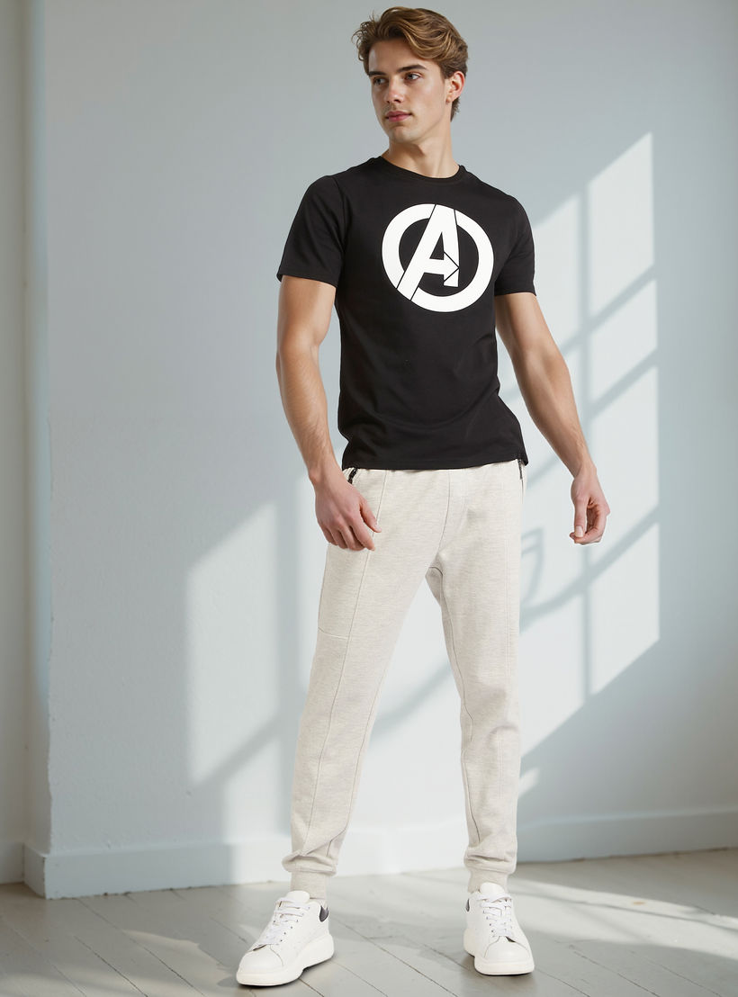 تيشيرت بقصّة سليم وياقة ضيّقة وأكمام قصيرة وطبعات أفنجرز-men-clothing-tshirtsandpolos-tshirts-image-2