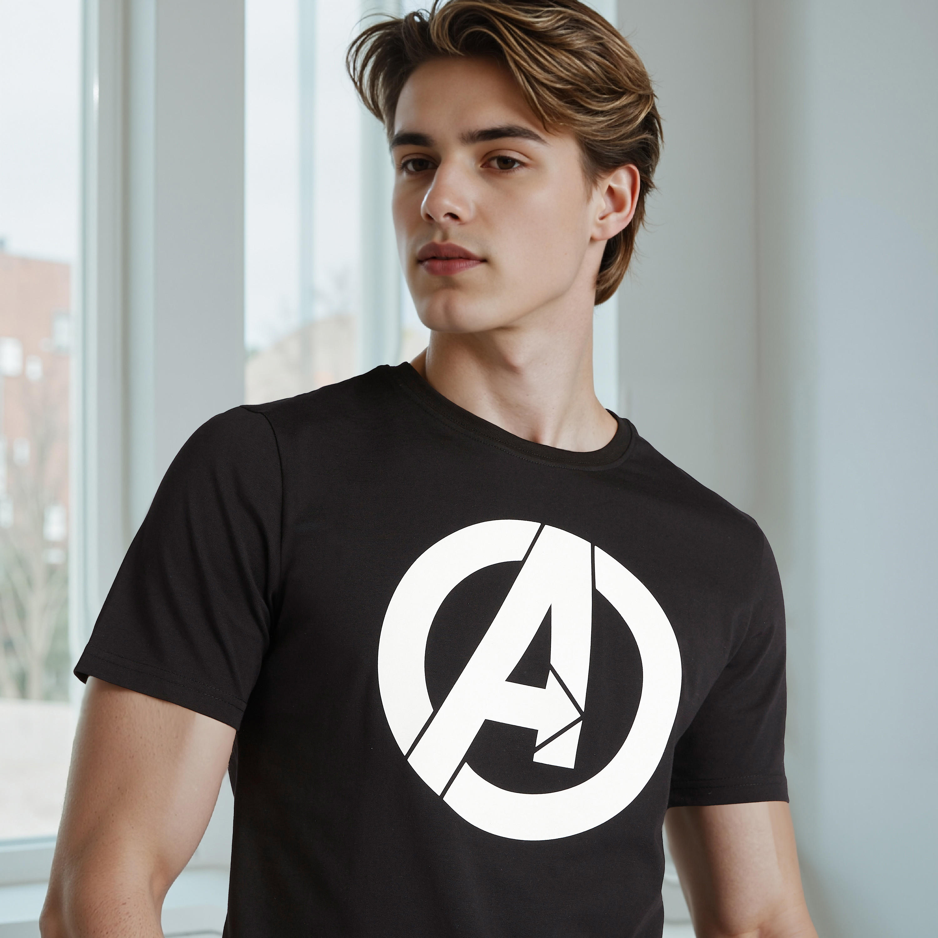 تيشيرت بقصّة سليم وياقة ضيّقة وأكمام قصيرة وطبعات أفنجرز-men-clothing-tshirtsandpolos-tshirts-image-3