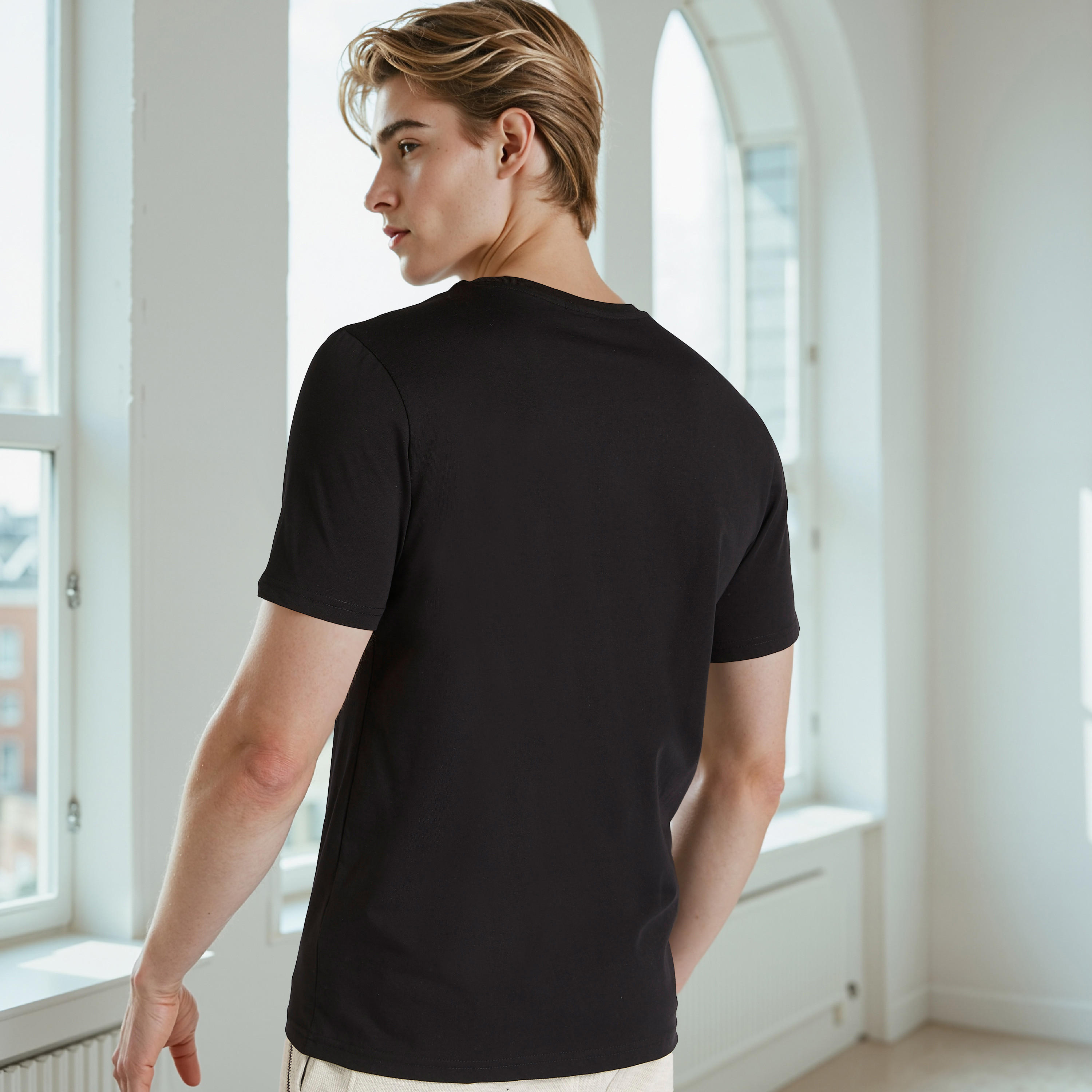تيشيرت بقصّة سليم وياقة ضيّقة وأكمام قصيرة وطبعات أفنجرز-men-clothing-tshirtsandpolos-tshirts-image-4