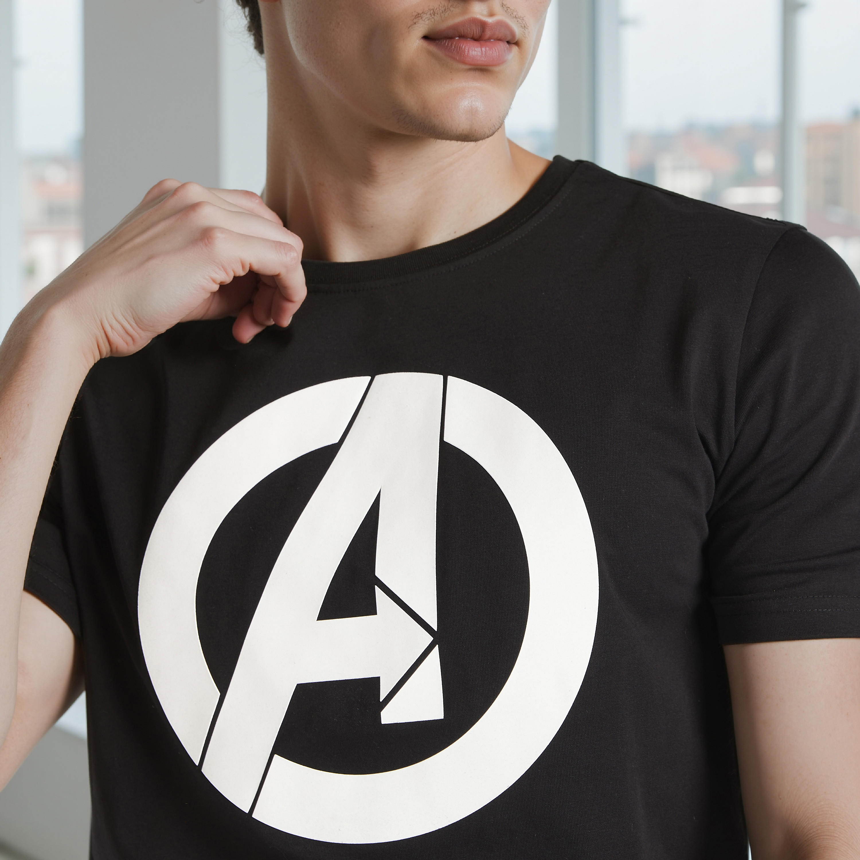 تيشيرت بقصّة سليم وياقة ضيّقة وأكمام قصيرة وطبعات أفنجرز-men-clothing-tshirtsandpolos-tshirts-image-5