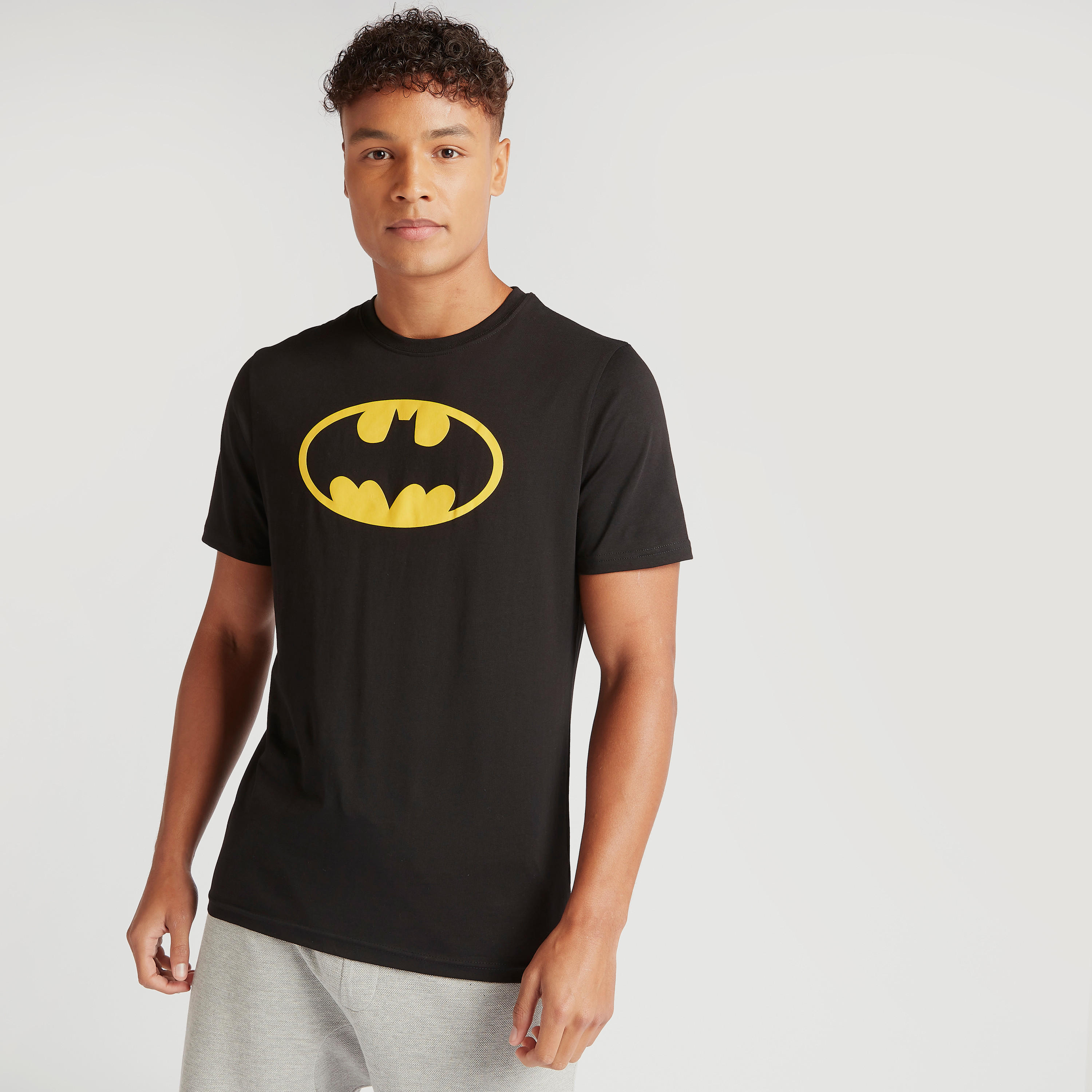 تيشيرت بقصّة سليم وياقة ضيّقة وأكمام قصيرة وطبعات باتمان-men-clothing-tshirtsandpolos-tshirts-image-4