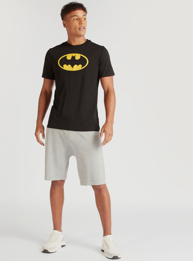 تيشيرت بقصّة سليم وياقة ضيّقة وأكمام قصيرة وطبعات باتمان-men-clothing-tshirtsandpolos-tshirts-image-3