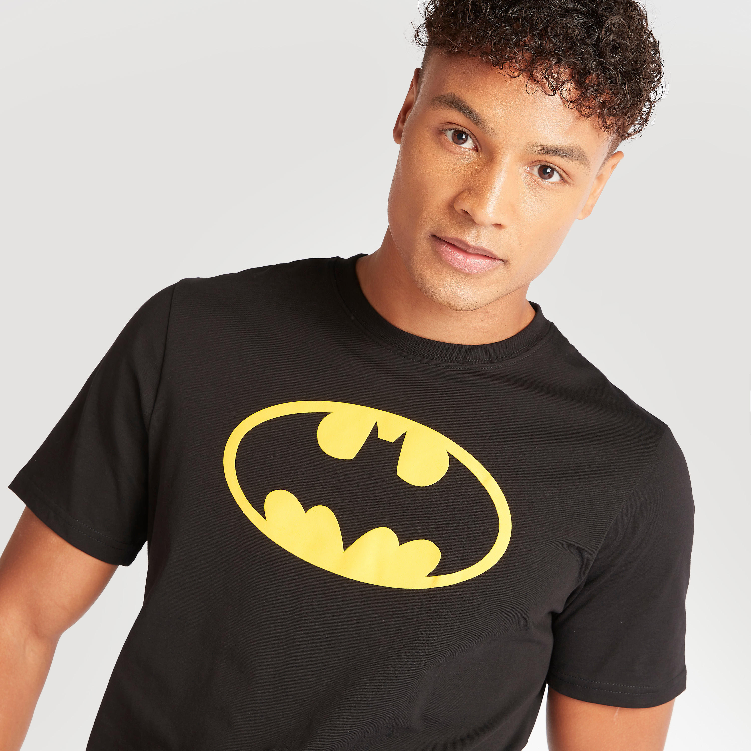 تيشيرت بقصّة سليم وياقة ضيّقة وأكمام قصيرة وطبعات باتمان-men-clothing-tshirtsandpolos-tshirts-image-2
