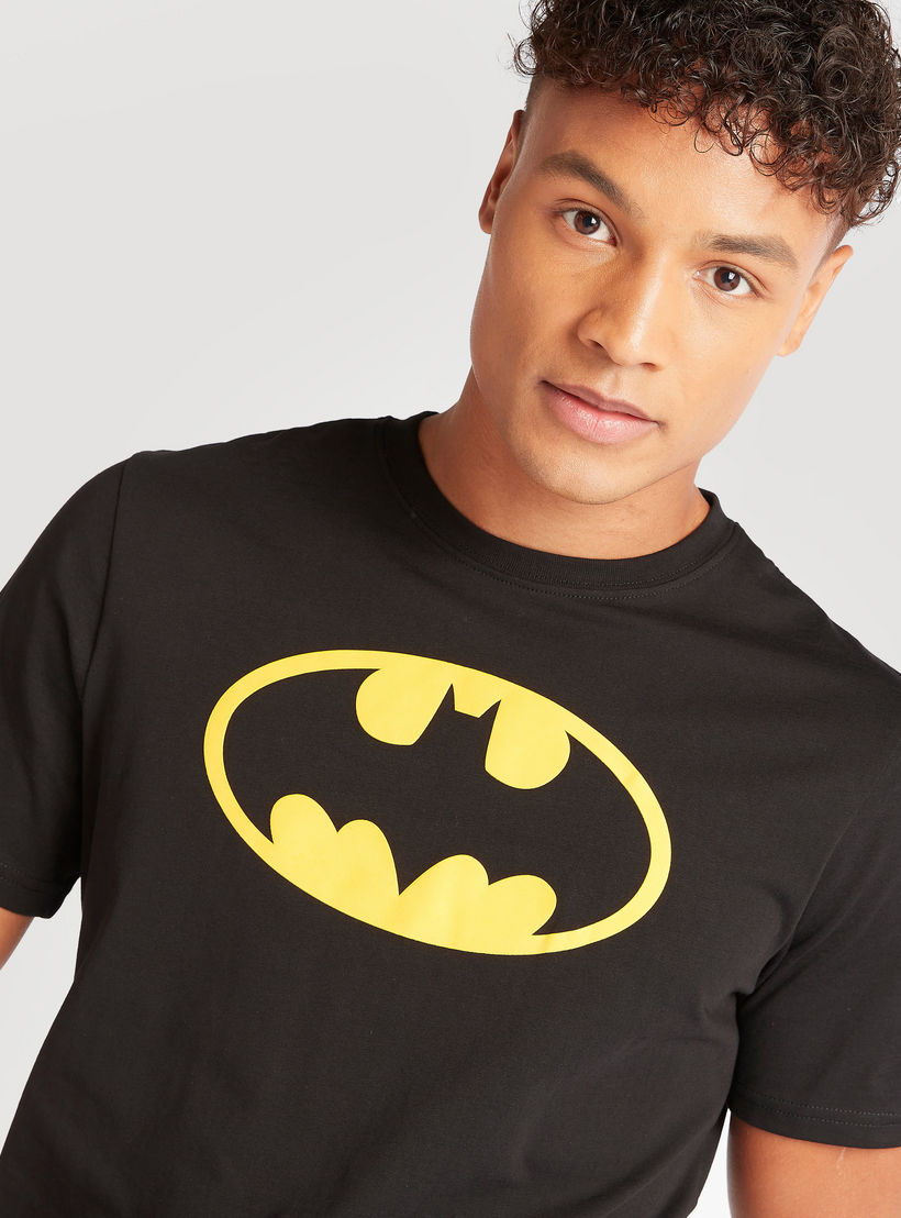 تيشيرت بقصّة سليم وياقة ضيّقة وأكمام قصيرة وطبعات باتمان-men-clothing-tshirtsandpolos-tshirts-image-2