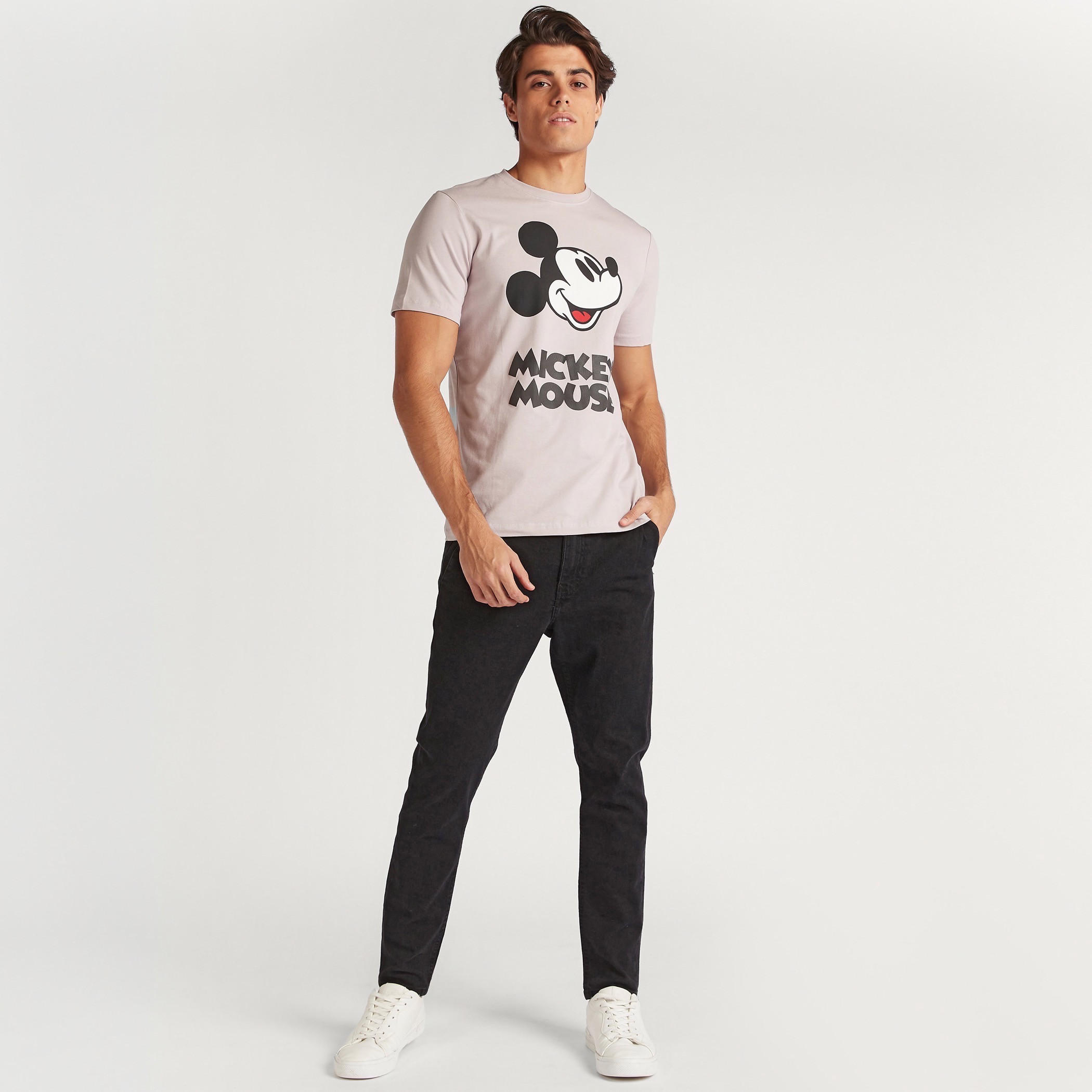 تيشيرت بياقة ضيّقة وأكمام قصيرة وطبعات ميكي ماوس-men-clothing-tshirtsandpolos-tshirts-image-2