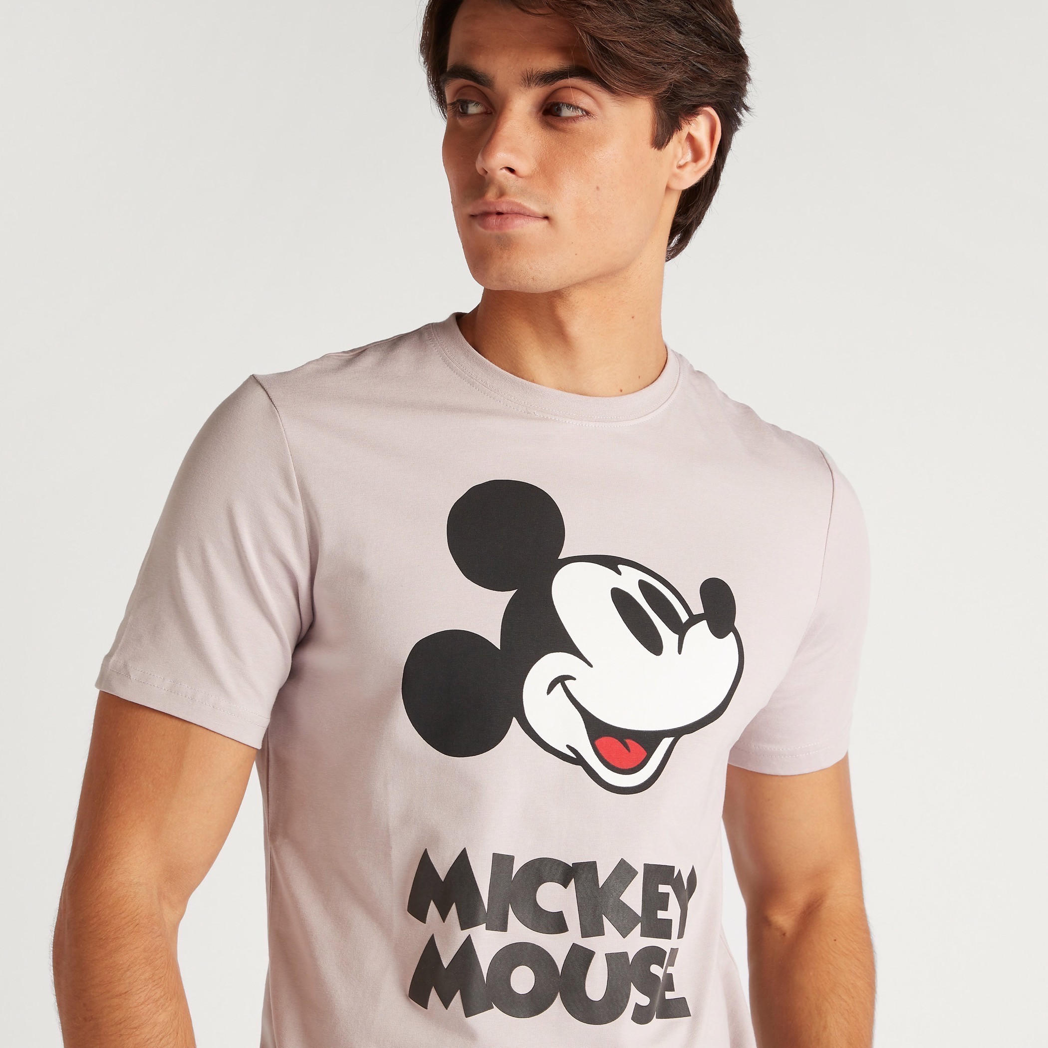 تيشيرت بياقة ضيّقة وأكمام قصيرة وطبعات ميكي ماوس-men-clothing-tshirtsandpolos-tshirts-image-3