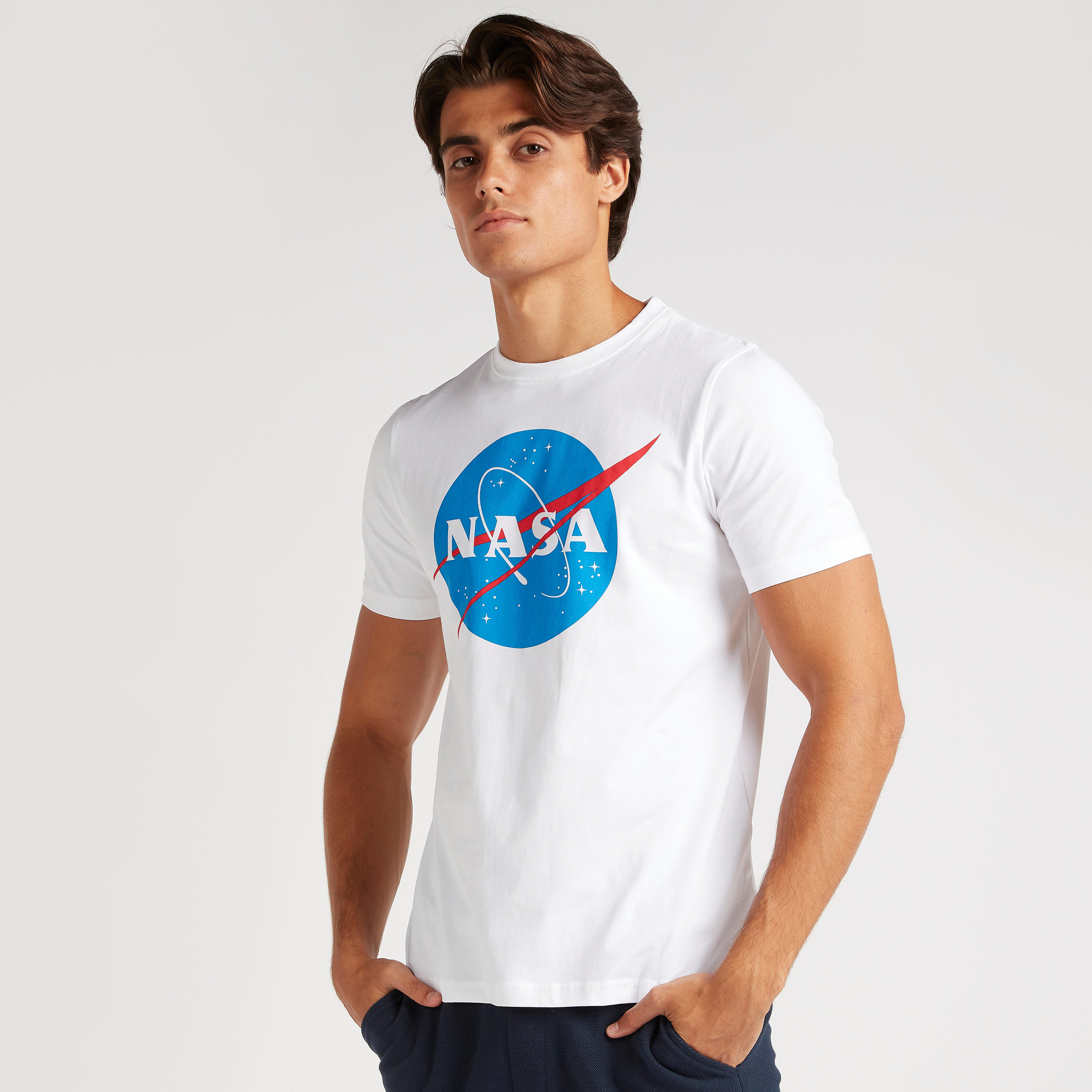 تيشيرت بياقة ضيّقة وأكمام قصيرة وطبعات ناسا-men-clothing-tshirtsandpolos-tshirts-image-4