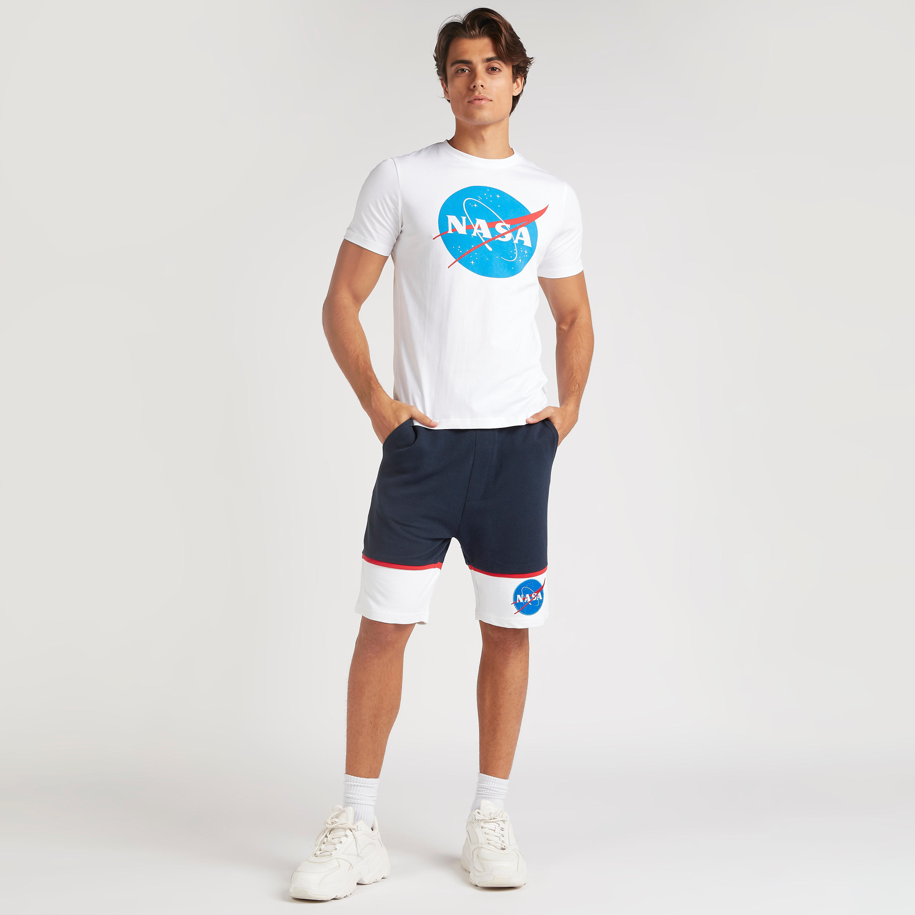 تيشيرت بياقة ضيّقة وأكمام قصيرة وطبعات ناسا-men-clothing-tshirtsandpolos-tshirts-image-3