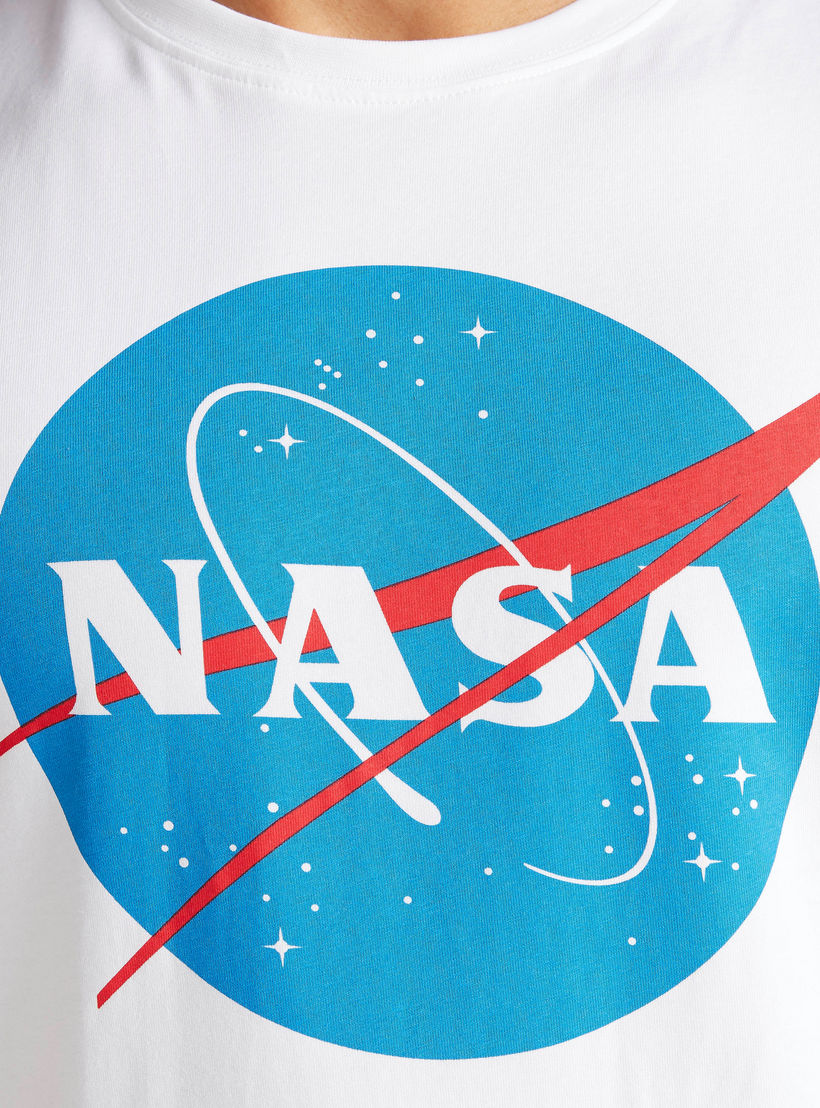 تيشيرت بياقة ضيّقة وأكمام قصيرة وطبعات ناسا-men-clothing-tshirtsandpolos-tshirts-image-2