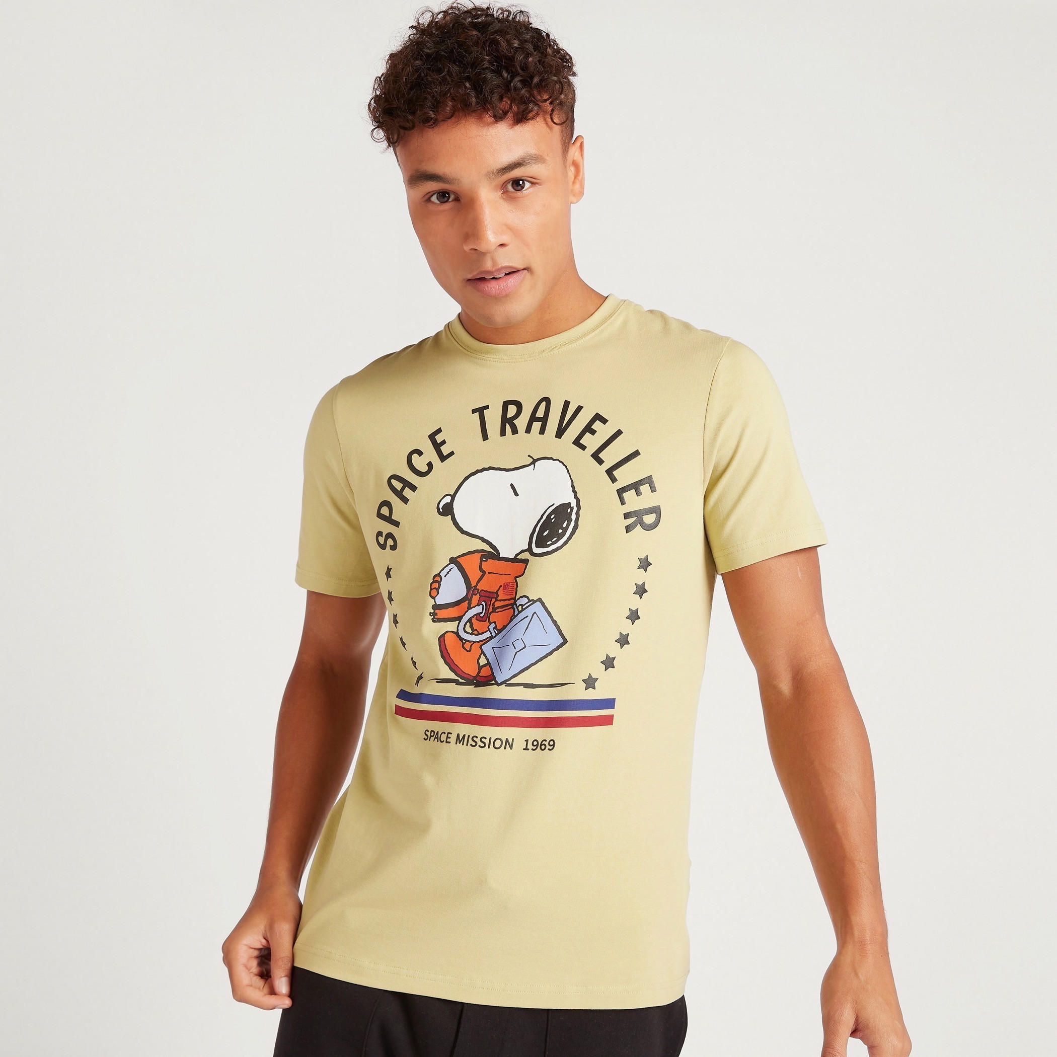 تيشيرت بياقة ضيّقة وأكمام قصيرة وطبعات سنوبي-men-clothing-tshirtsandpolos-tshirts-image-1