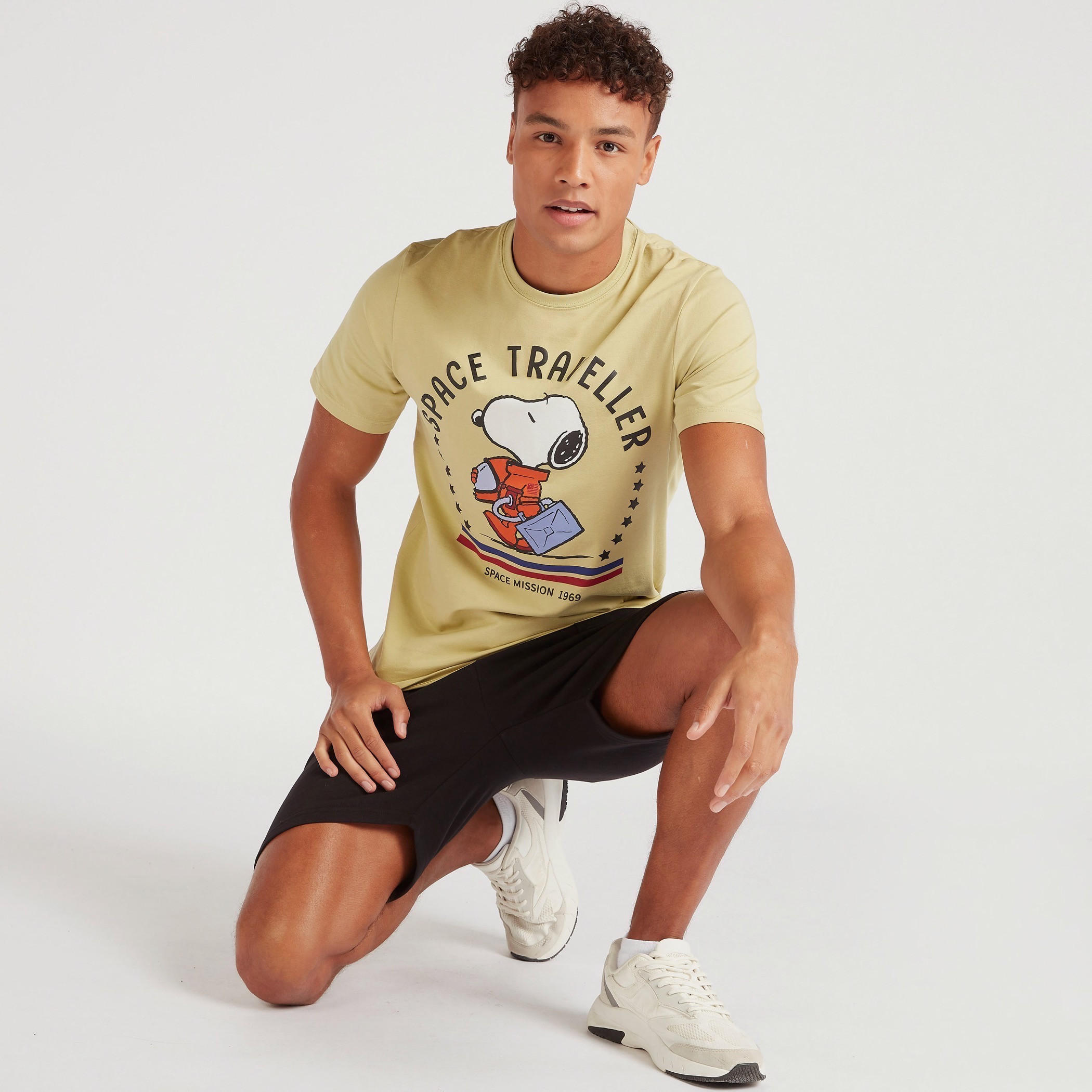 تيشيرت بياقة ضيّقة وأكمام قصيرة وطبعات سنوبي-men-clothing-tshirtsandpolos-tshirts-image-2
