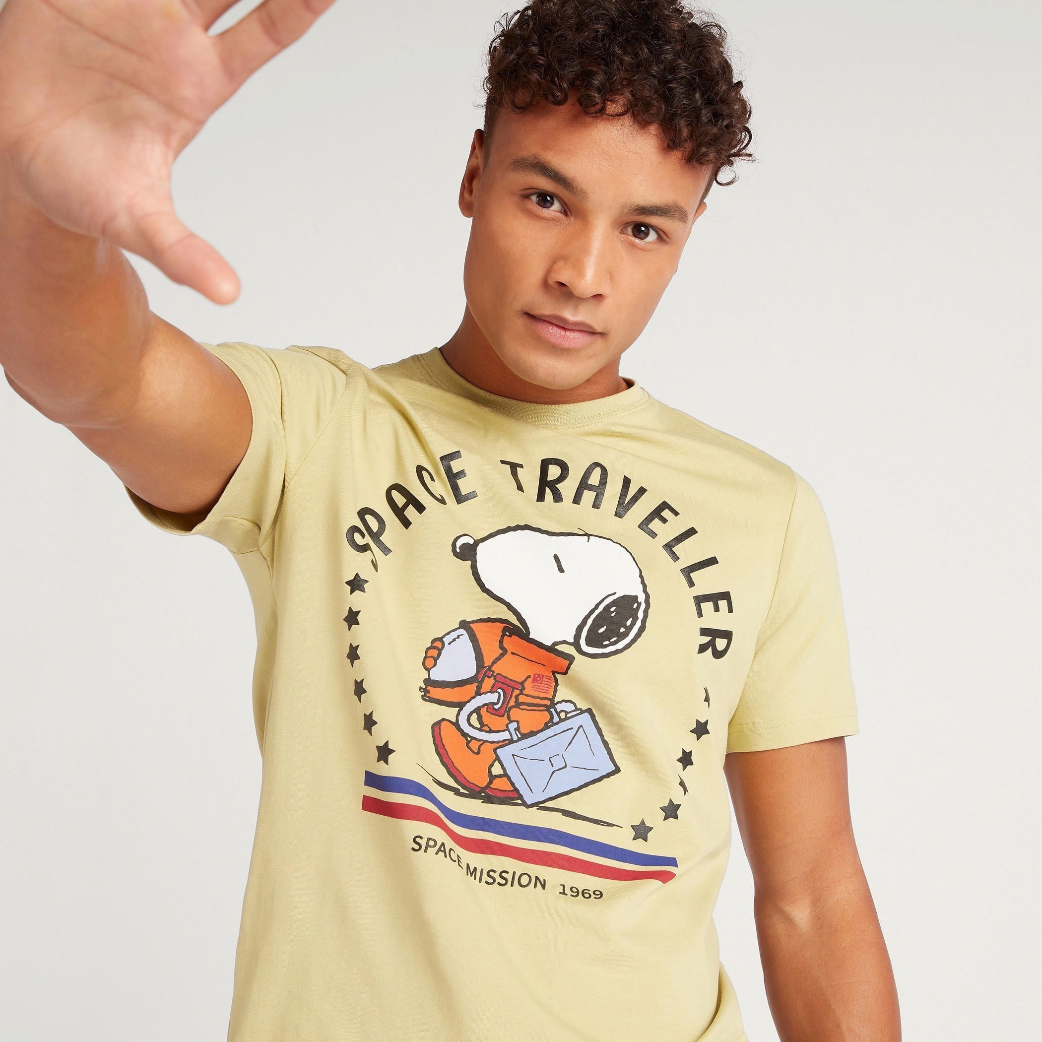 تيشيرت بياقة ضيّقة وأكمام قصيرة وطبعات سنوبي-men-clothing-tshirtsandpolos-tshirts-image-3