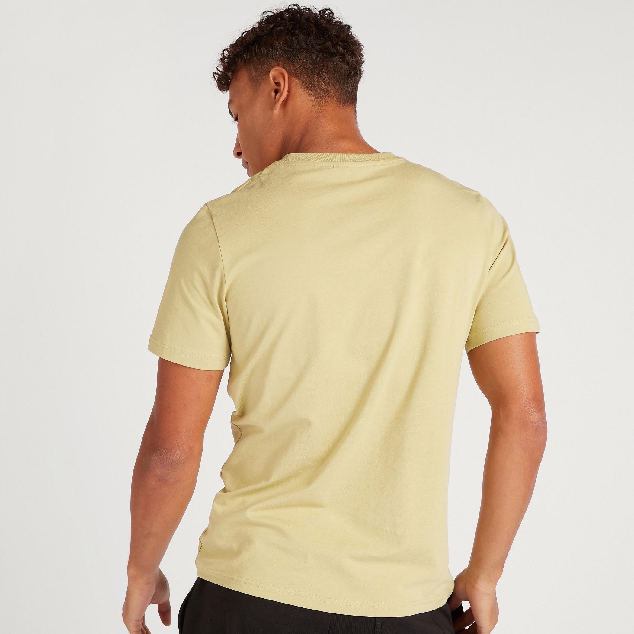 تيشيرت بياقة ضيّقة وأكمام قصيرة وطبعات سنوبي-men-clothing-tshirtsandpolos-tshirts-image-4