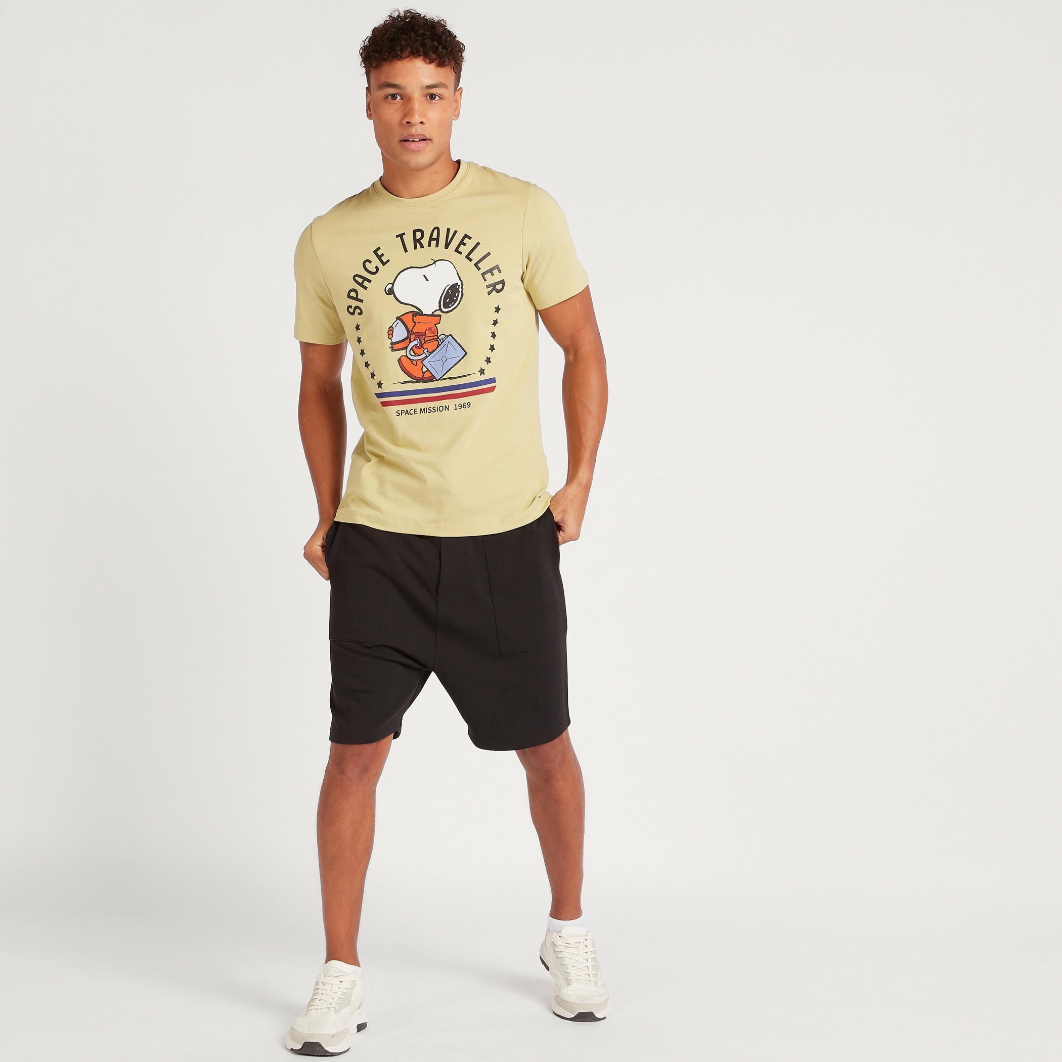 تيشيرت بياقة ضيّقة وأكمام قصيرة وطبعات سنوبي-men-clothing-tshirtsandpolos-tshirts-image-5