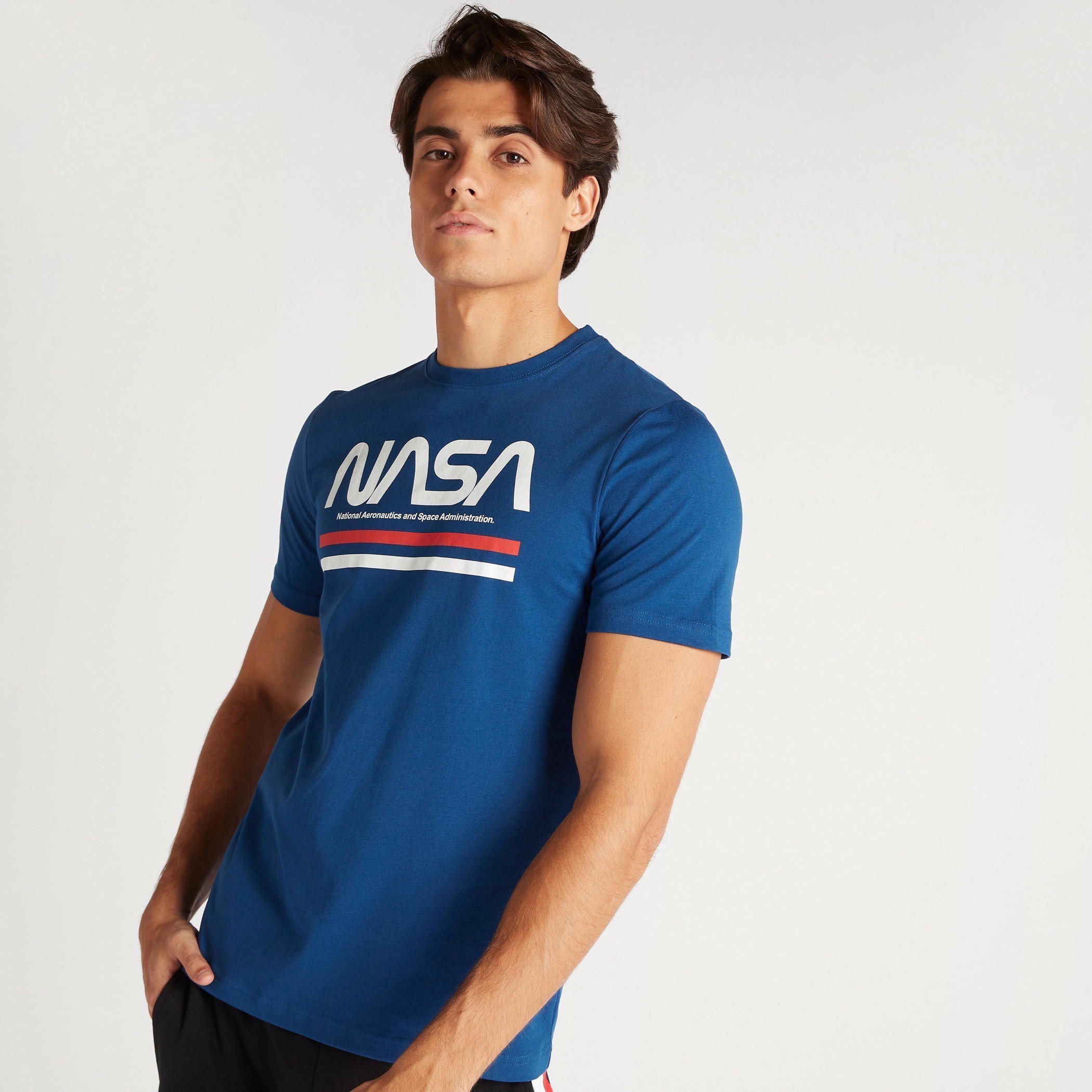 تيشيرت بياقة ضيّقة وأكمام قصيرة وطبعات ناسا-men-clothing-tshirtsandpolos-tshirts-image-1