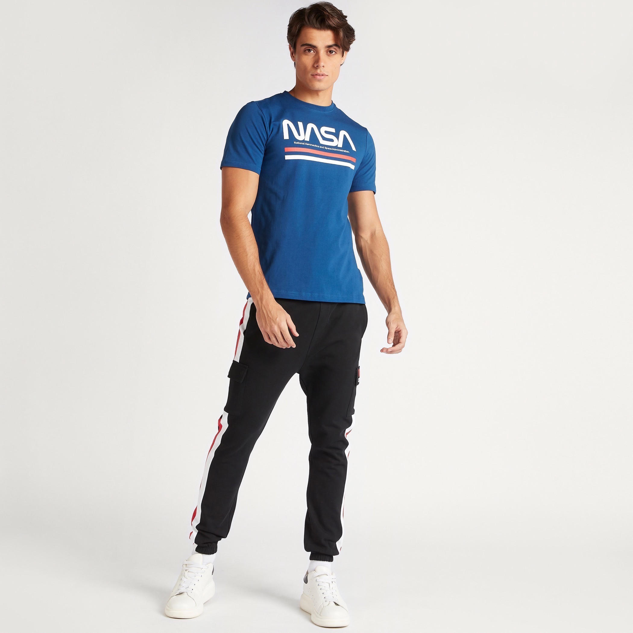 تيشيرت بياقة ضيّقة وأكمام قصيرة وطبعات ناسا-men-clothing-tshirtsandpolos-tshirts-image-2