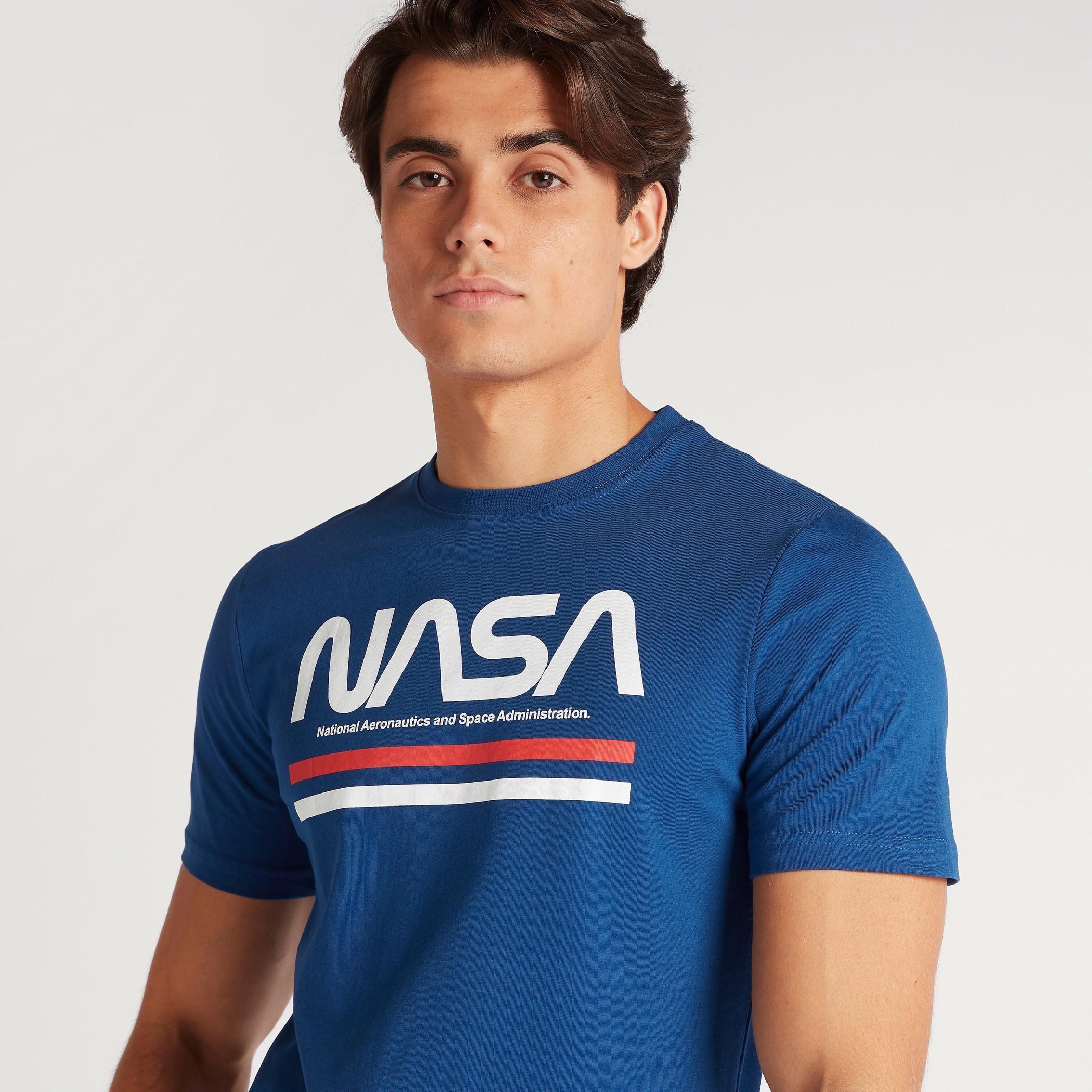 تيشيرت بياقة ضيّقة وأكمام قصيرة وطبعات ناسا-men-clothing-tshirtsandpolos-tshirts-image-3
