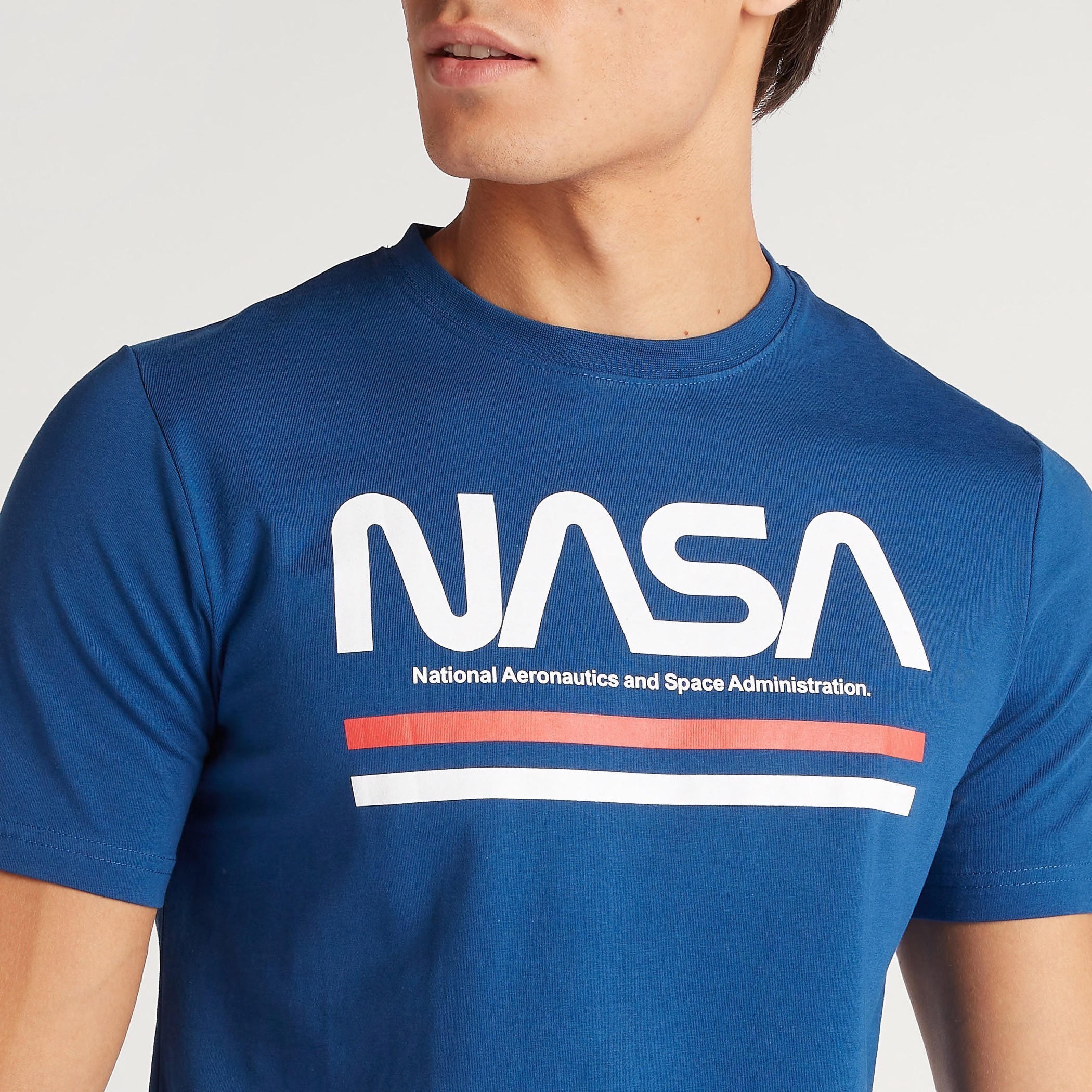 تيشيرت بياقة ضيّقة وأكمام قصيرة وطبعات ناسا-men-clothing-tshirtsandpolos-tshirts-image-5