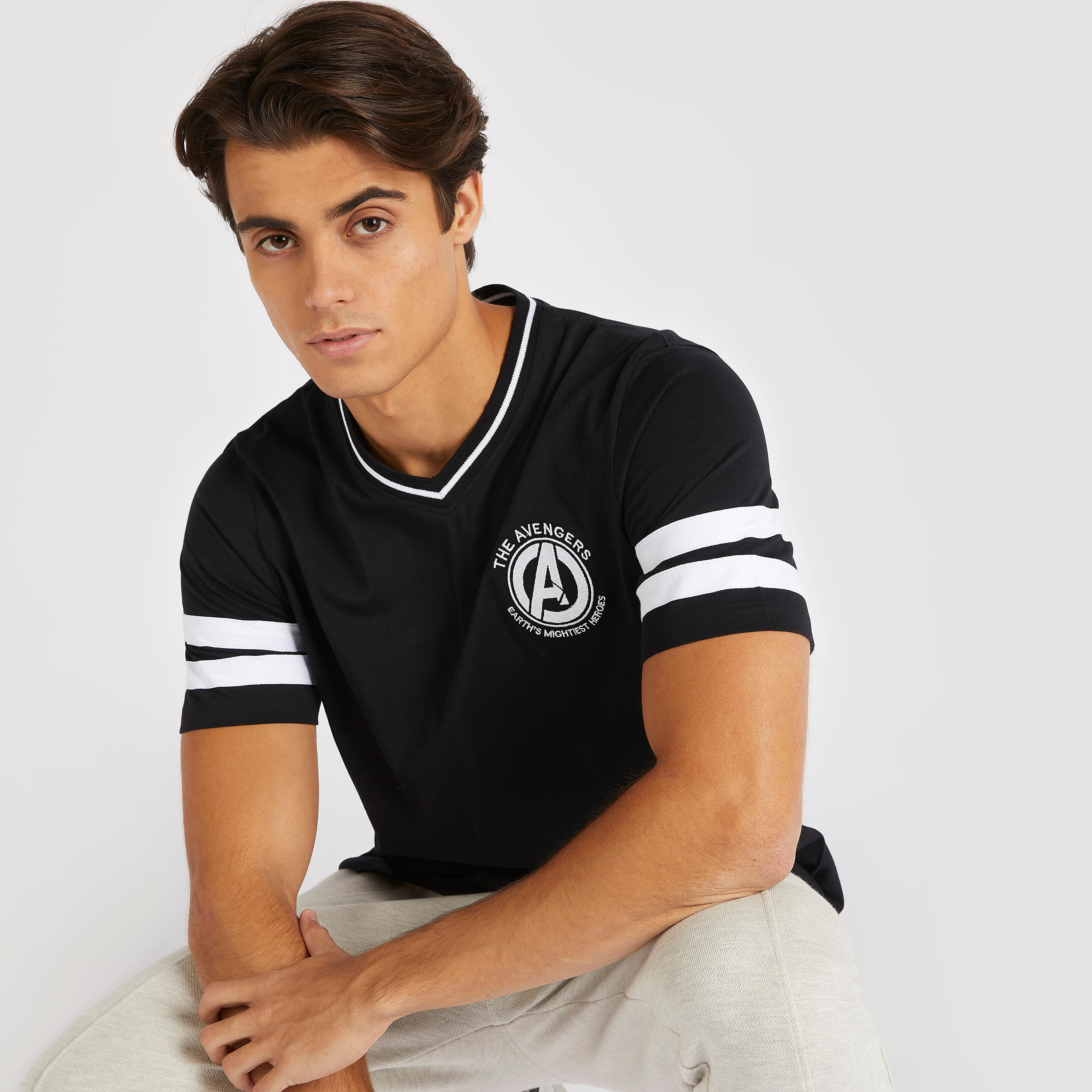 تيشيرت بياقة v وأكمام قصيرة وتطريز أفينجرز-men-clothing-tshirtsandpolos-tshirts-image-1