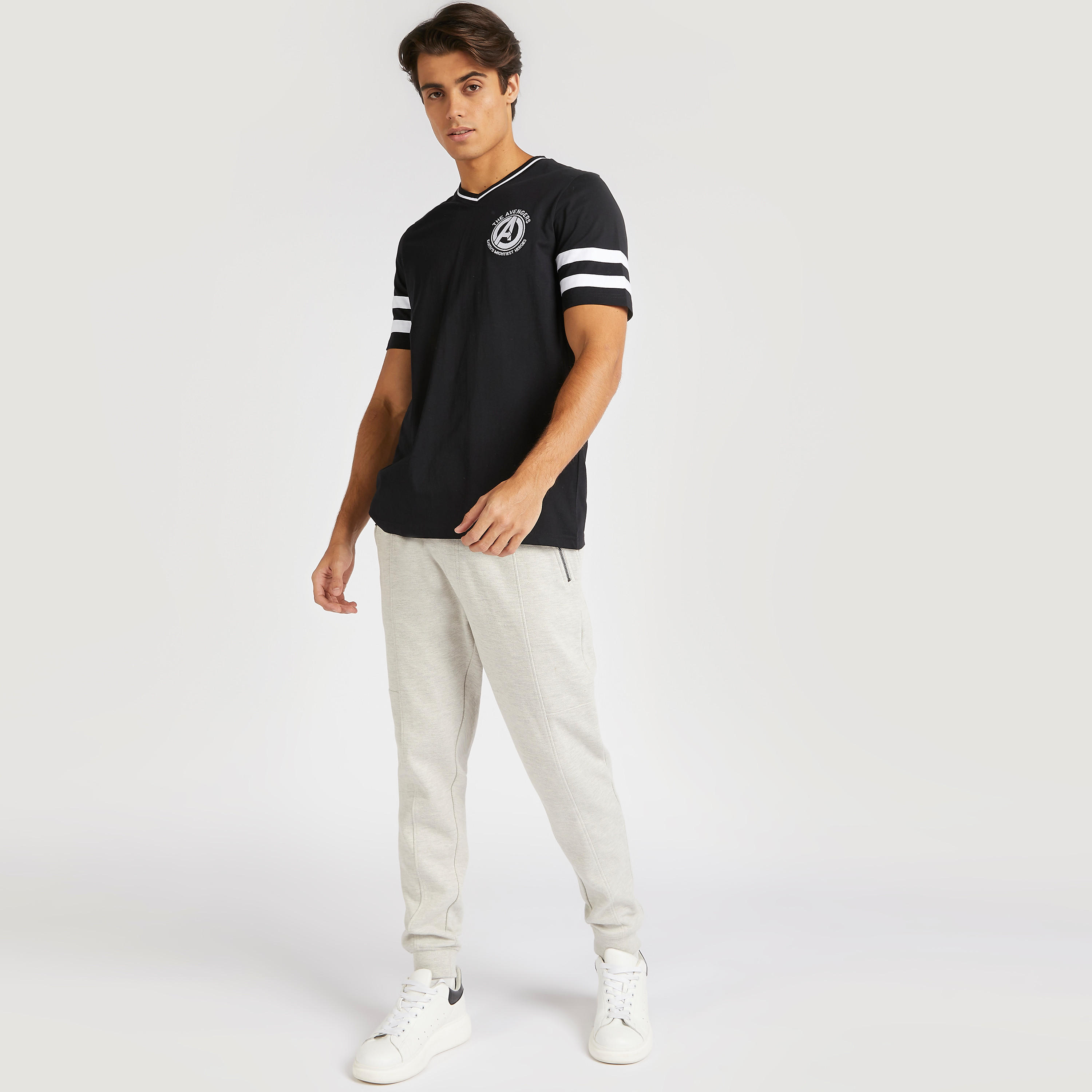تيشيرت بياقة v وأكمام قصيرة وتطريز أفينجرز-men-clothing-tshirtsandpolos-tshirts-image-2