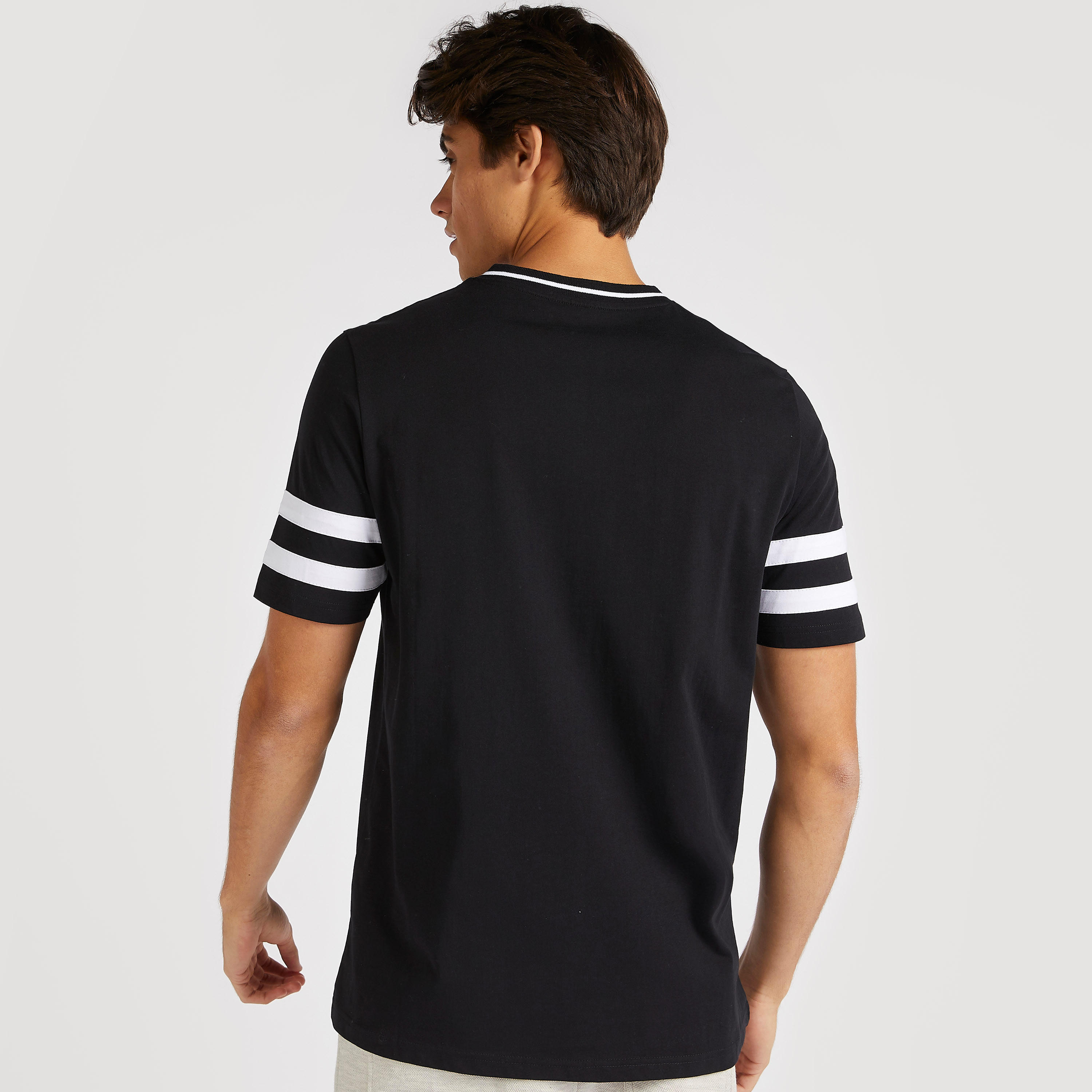 تيشيرت بياقة v وأكمام قصيرة وتطريز أفينجرز-men-clothing-tshirtsandpolos-tshirts-image-4