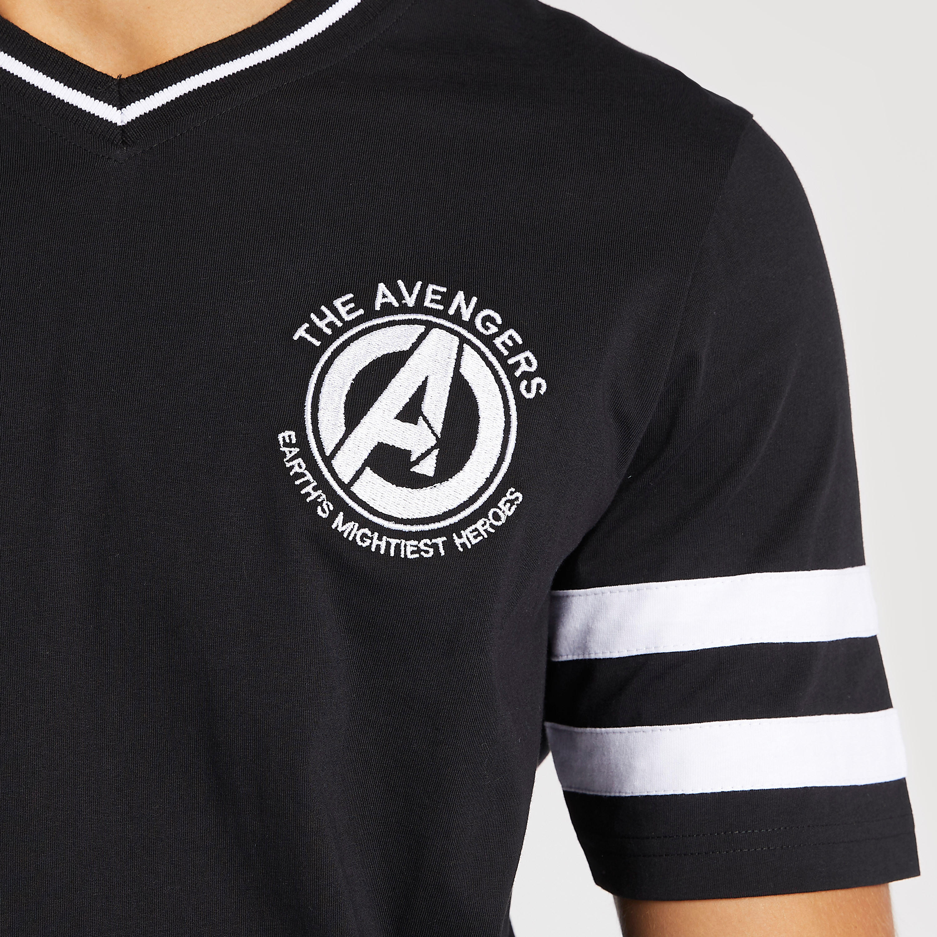 تيشيرت بياقة v وأكمام قصيرة وتطريز أفينجرز-men-clothing-tshirtsandpolos-tshirts-image-5