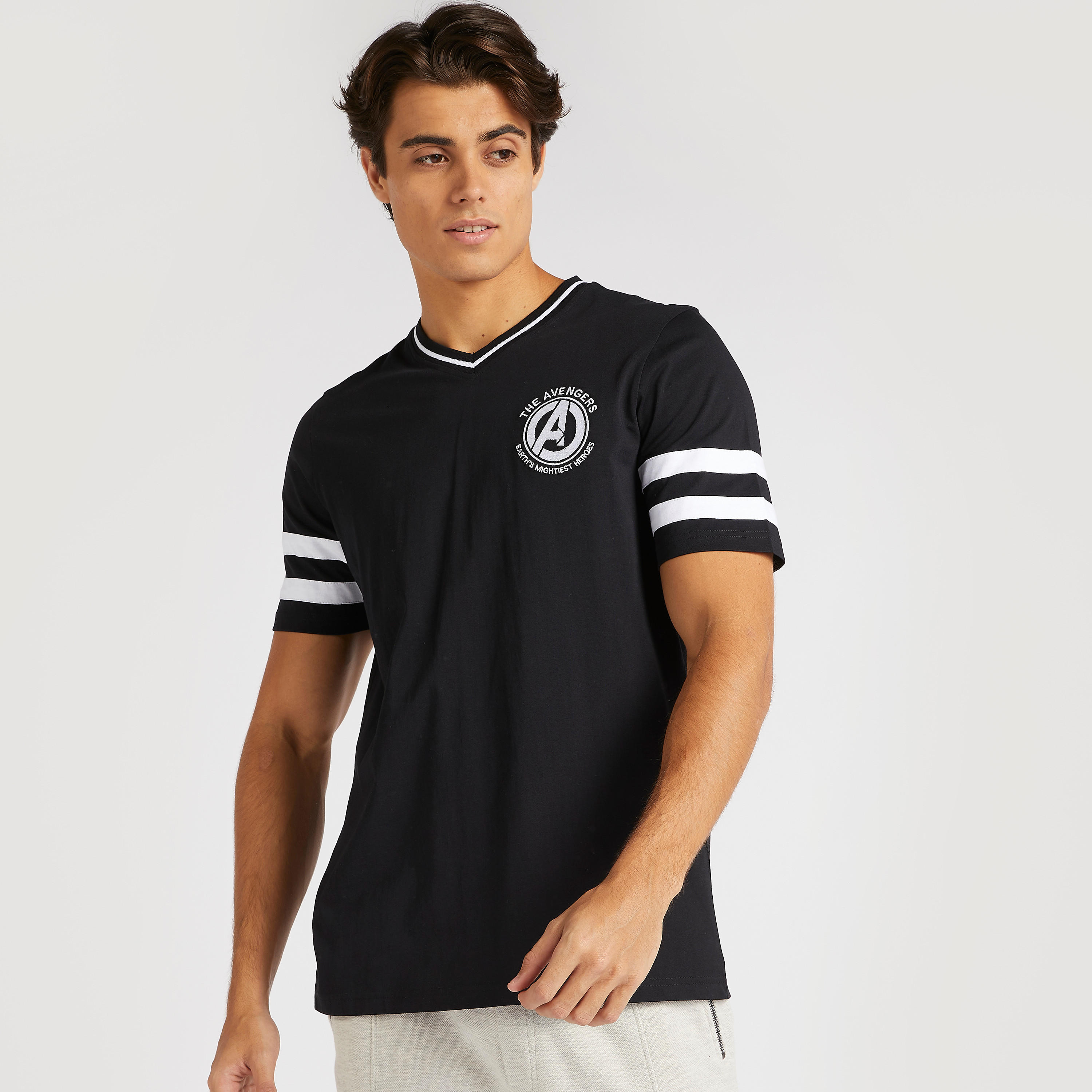 تيشيرت بياقة v وأكمام قصيرة وتطريز أفينجرز-men-clothing-tshirtsandpolos-tshirts-image-6