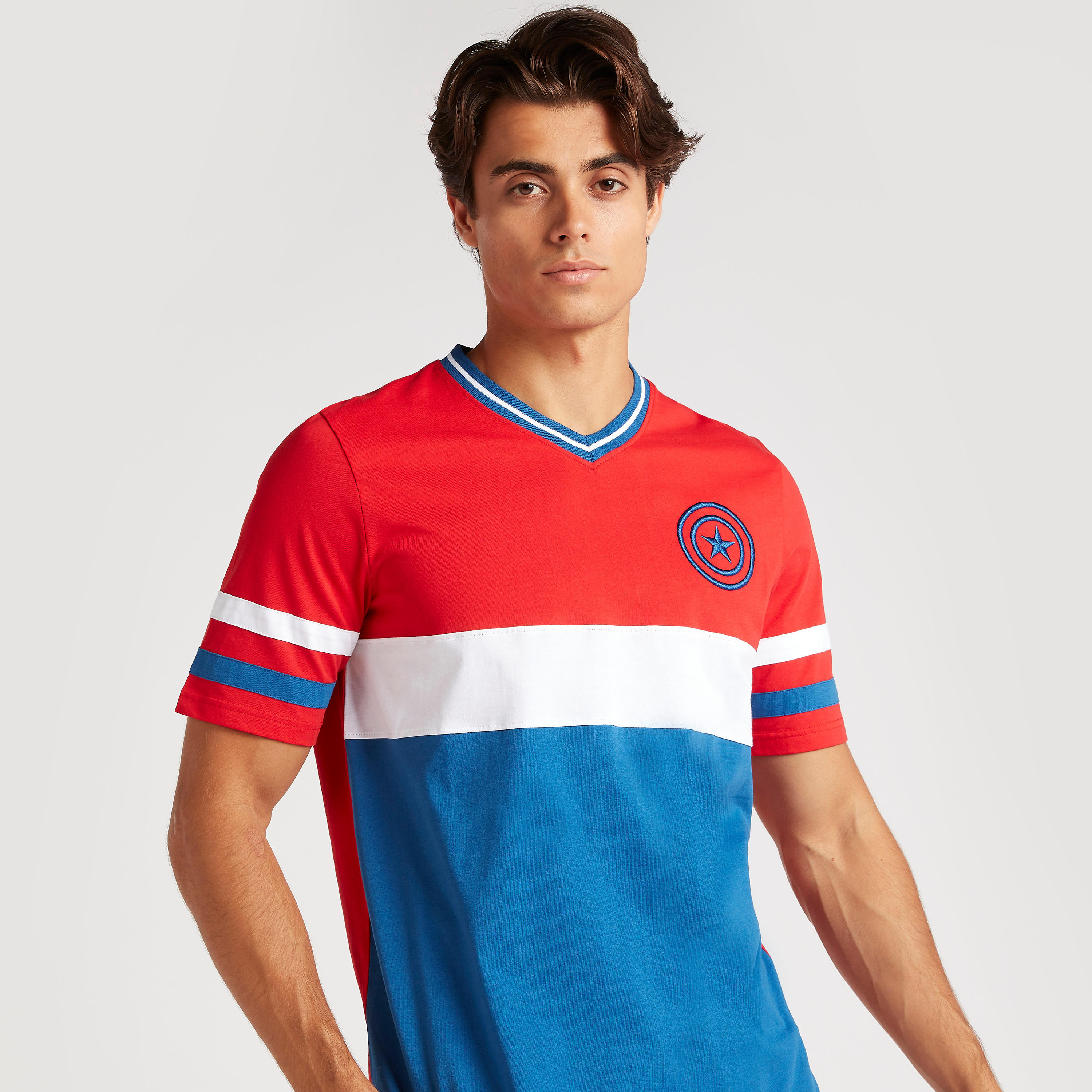 تيشيرت بياقة v وأكمام قصيرة وتطريز كابتن أمريكا-men-clothing-tshirtsandpolos-tshirts-image-1