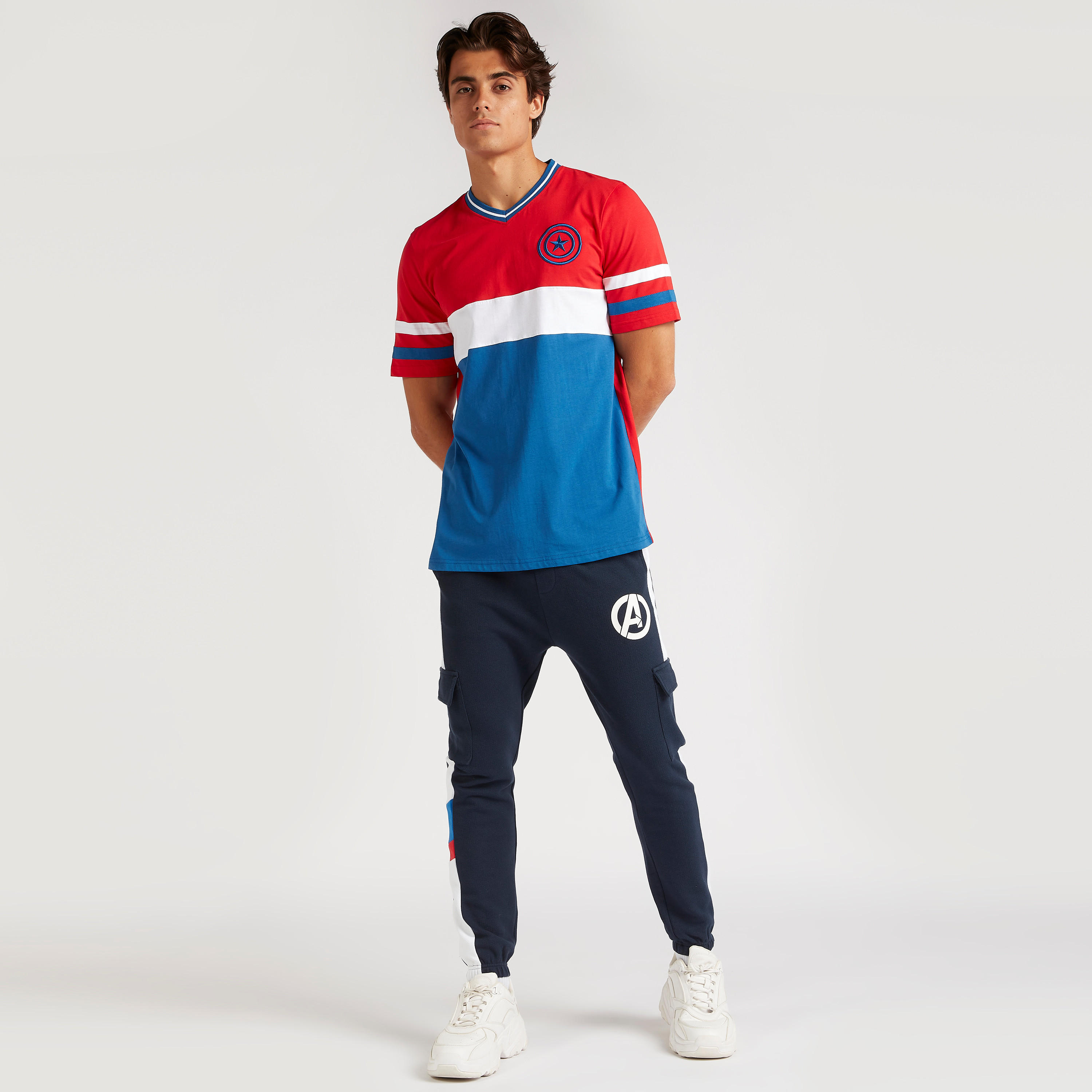 تيشيرت بياقة v وأكمام قصيرة وتطريز كابتن أمريكا-men-clothing-tshirtsandpolos-tshirts-image-2