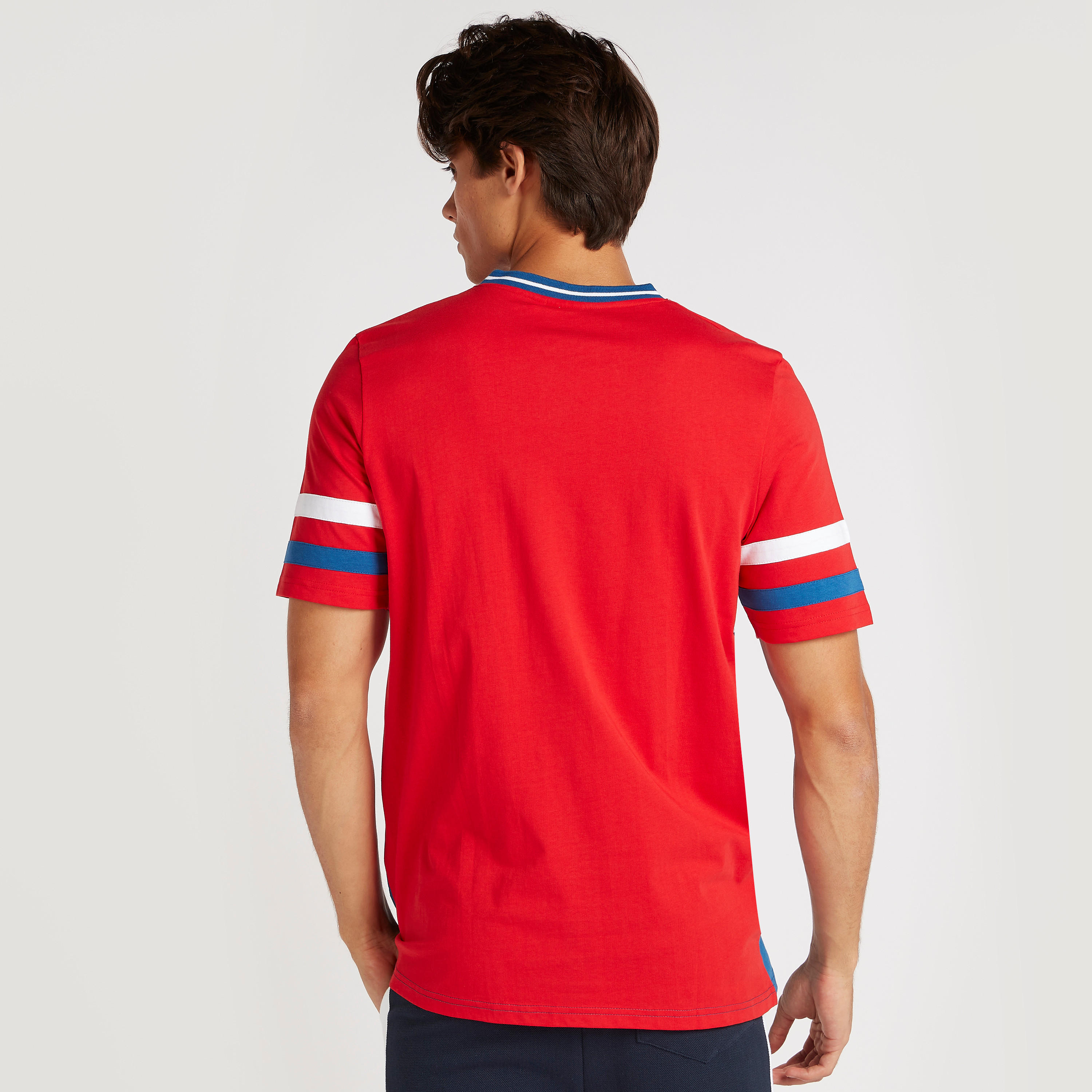 تيشيرت بياقة v وأكمام قصيرة وتطريز كابتن أمريكا-men-clothing-tshirtsandpolos-tshirts-image-4