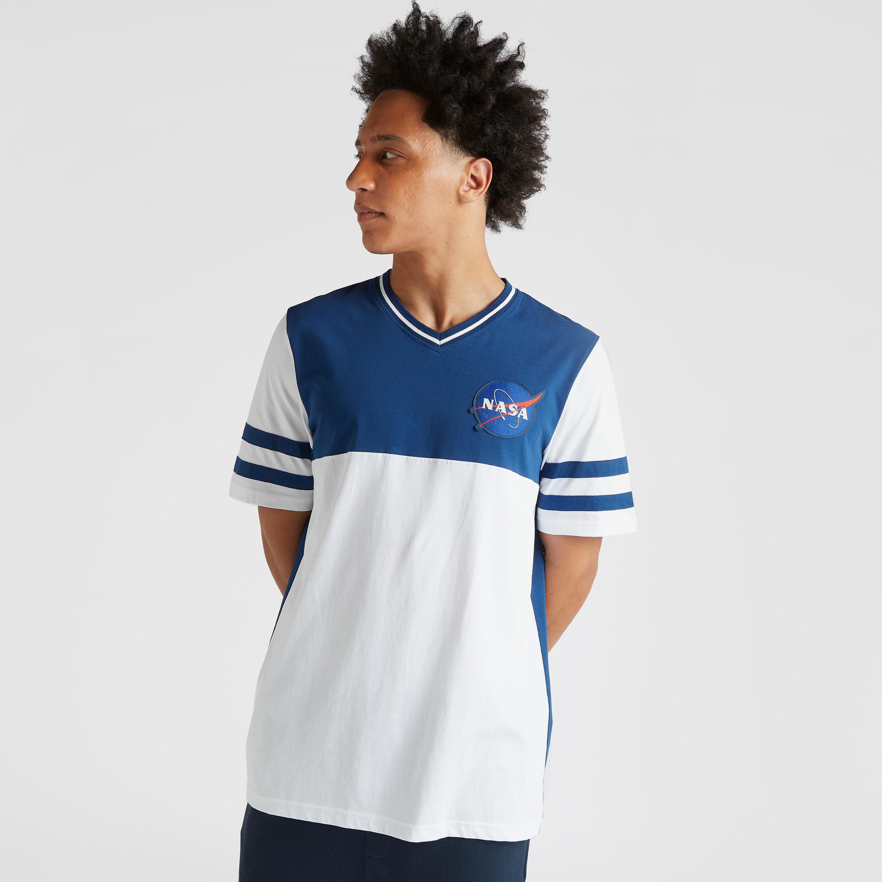 تيشيرت بياقة v وأكمام قصيرة وتفاصيل تصاميم متداخلة من ناسا-men-clothing-tshirtsandpolos-tshirts-image-1