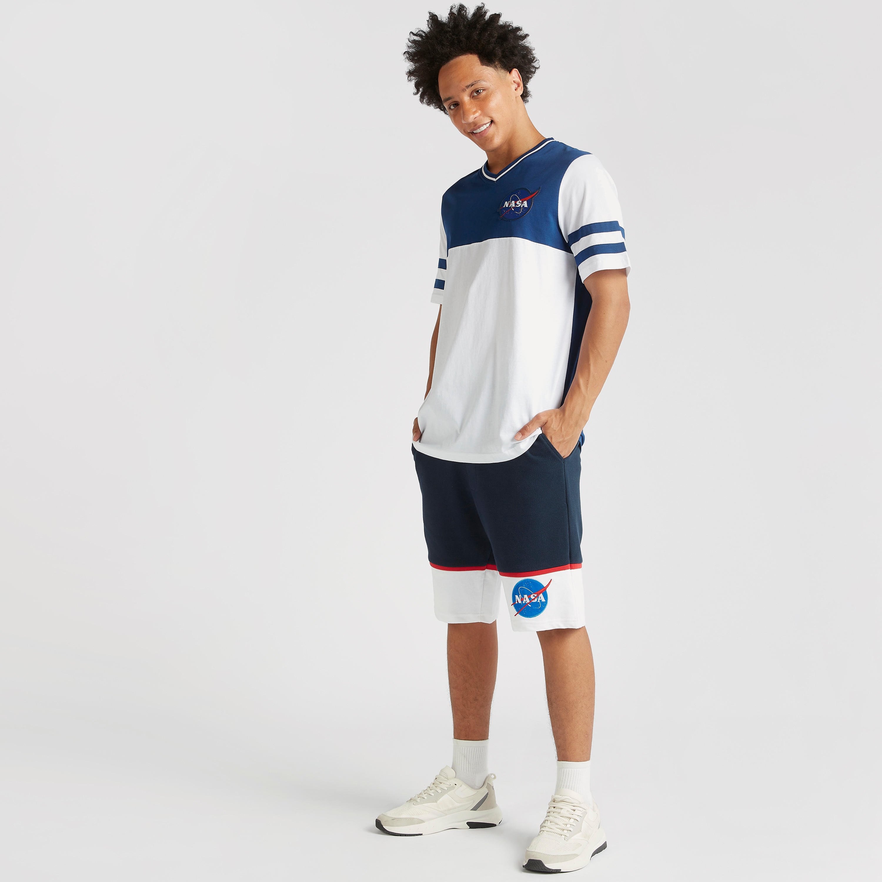 تيشيرت بياقة v وأكمام قصيرة وتفاصيل تصاميم متداخلة من ناسا-men-clothing-tshirtsandpolos-tshirts-image-2
