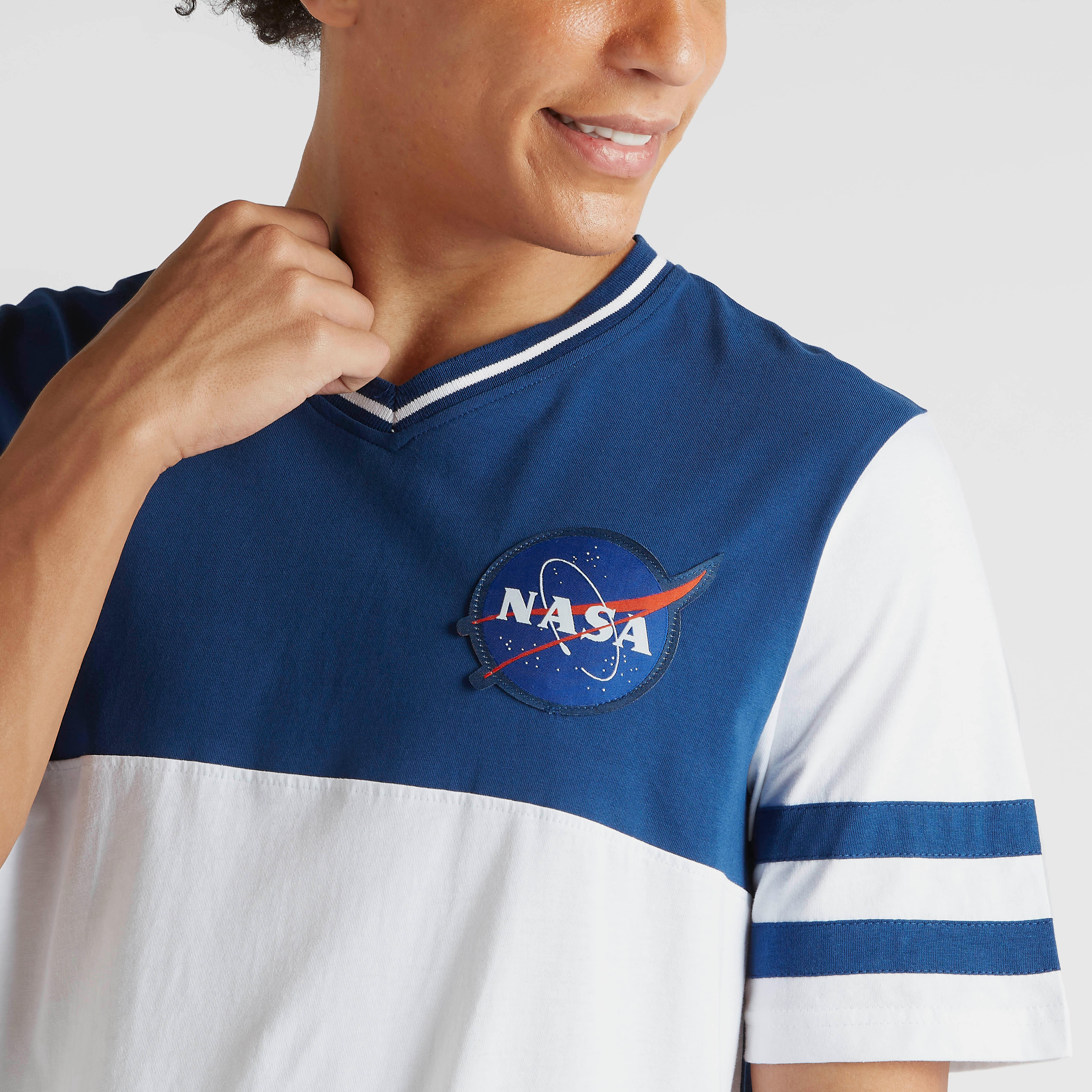 تيشيرت بياقة v وأكمام قصيرة وتفاصيل تصاميم متداخلة من ناسا-men-clothing-tshirtsandpolos-tshirts-image-3