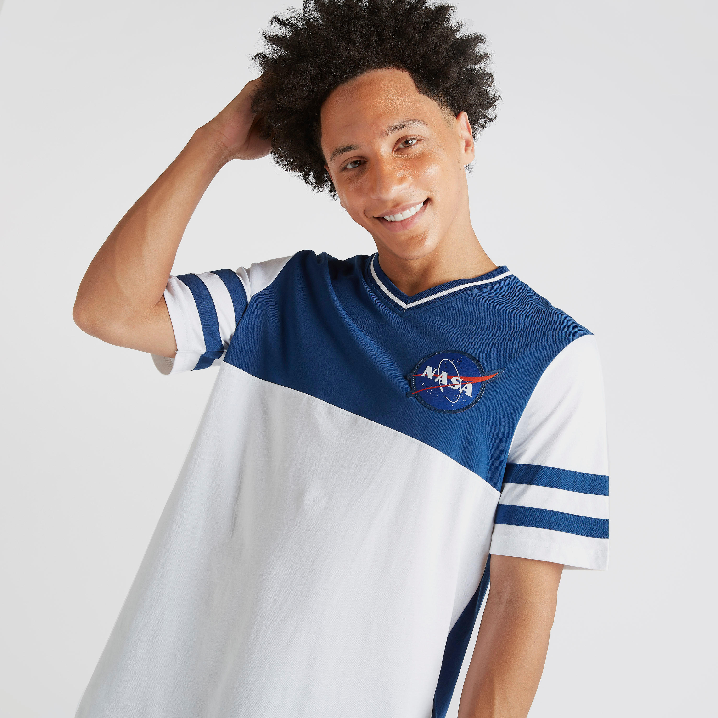 تيشيرت بياقة v وأكمام قصيرة وتفاصيل تصاميم متداخلة من ناسا-men-clothing-tshirtsandpolos-tshirts-image-5