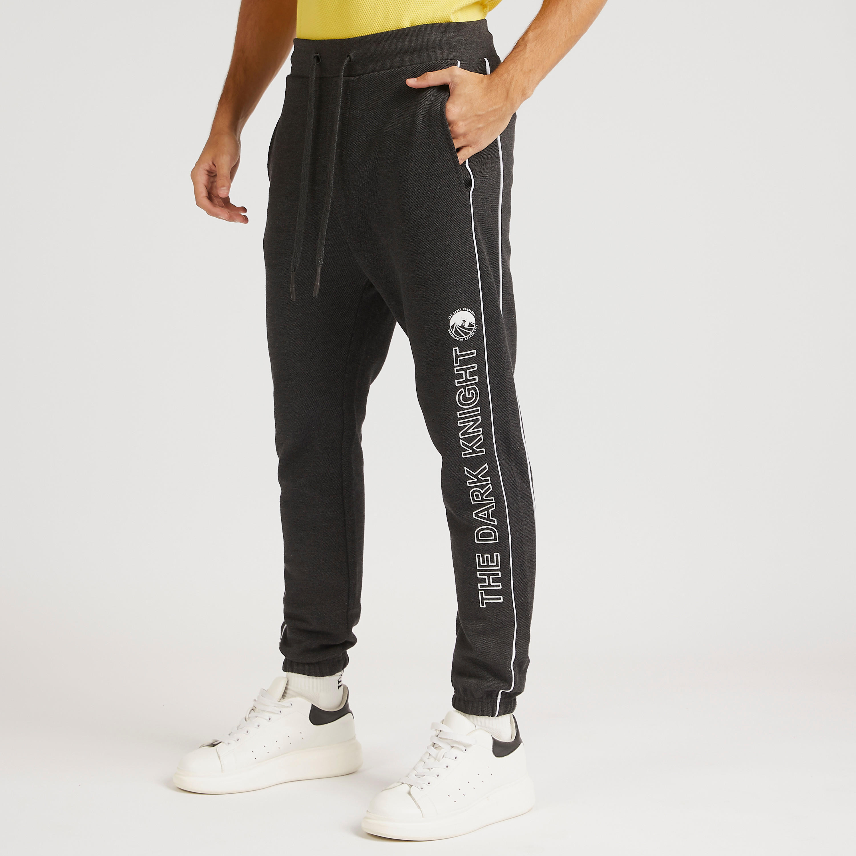 بنطلون رياضي بخصر مرتفع ورباط إغلاق وطبعات باتمان-men-clothing-bottoms-joggers-image-1