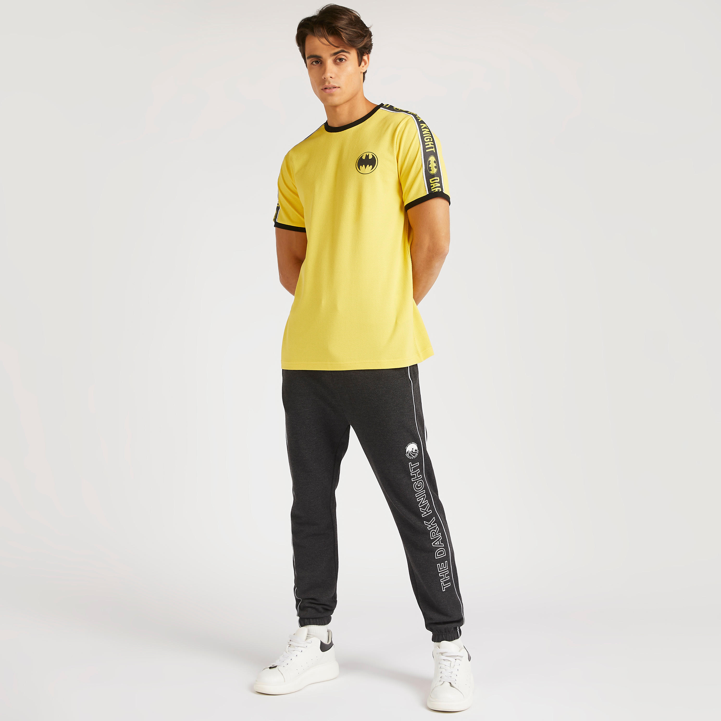 بنطلون رياضي بخصر مرتفع ورباط إغلاق وطبعات باتمان-men-clothing-bottoms-joggers-image-2