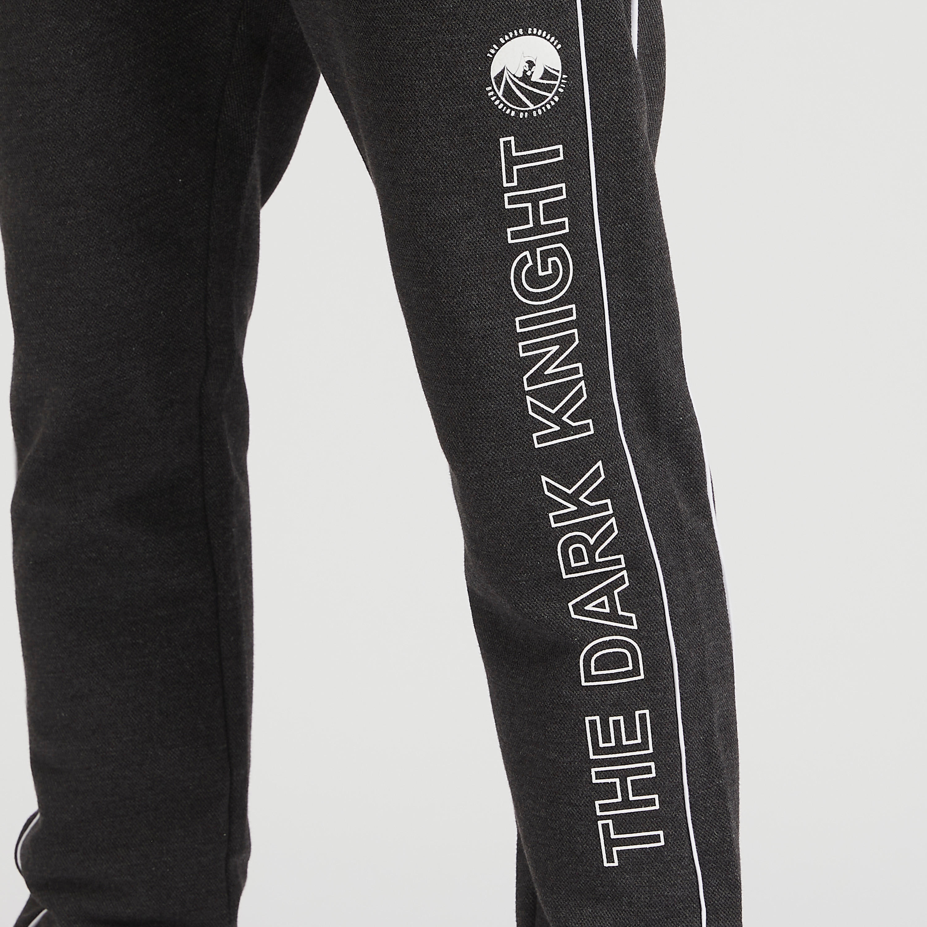 بنطلون رياضي بخصر مرتفع ورباط إغلاق وطبعات باتمان-men-clothing-bottoms-joggers-image-3