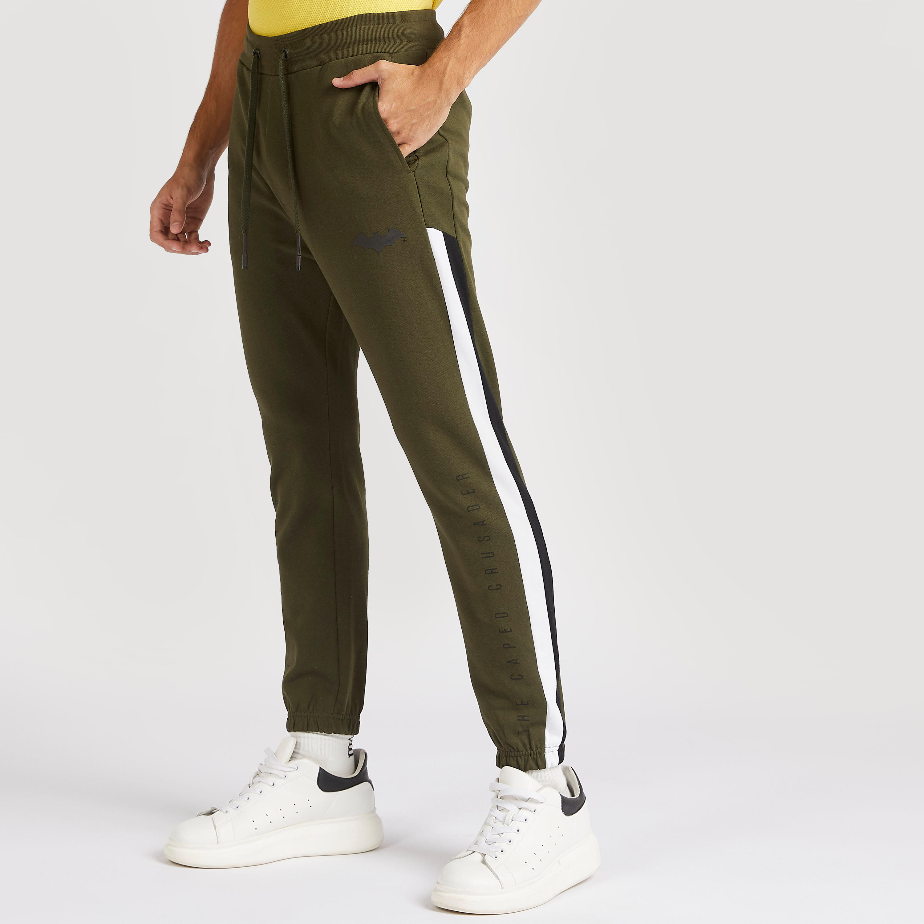 بنطلون رياضي بخصر متوسط الارتفاع وطبعات باتمان ورباط إغلاق-men-clothing-bottoms-joggers-image-5