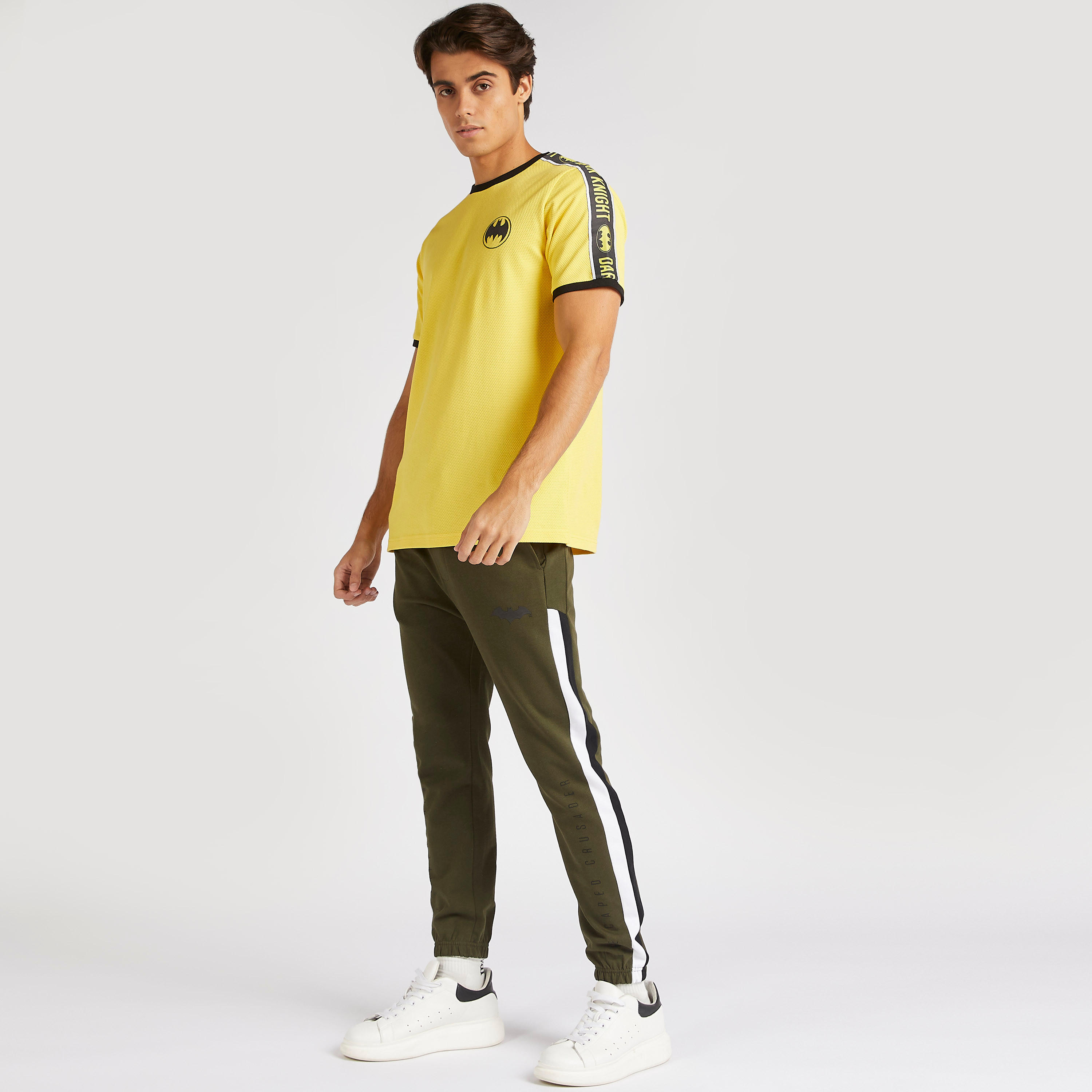 بنطلون رياضي بخصر متوسط الارتفاع وطبعات باتمان ورباط إغلاق-men-clothing-bottoms-joggers-image-4
