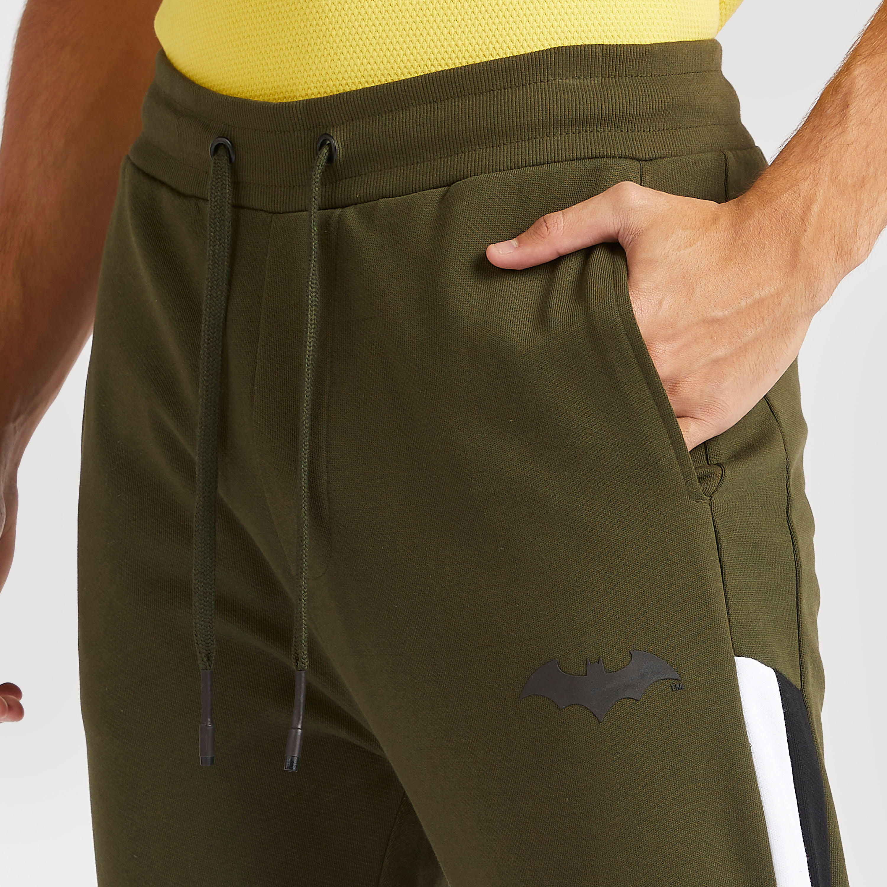 بنطلون رياضي بخصر متوسط الارتفاع وطبعات باتمان ورباط إغلاق-men-clothing-bottoms-joggers-image-3