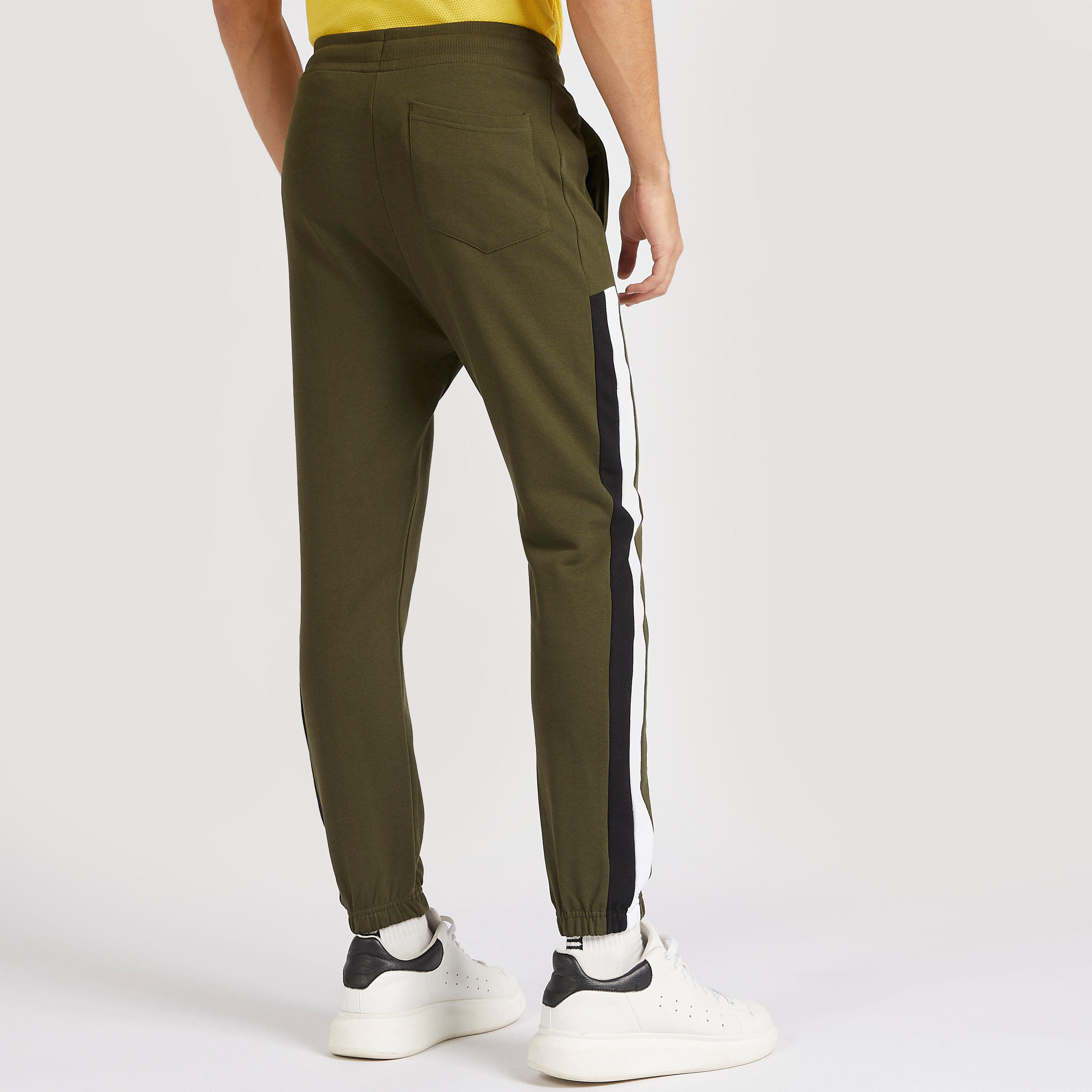 بنطلون رياضي بخصر متوسط الارتفاع وطبعات باتمان ورباط إغلاق-men-clothing-bottoms-joggers-image-2