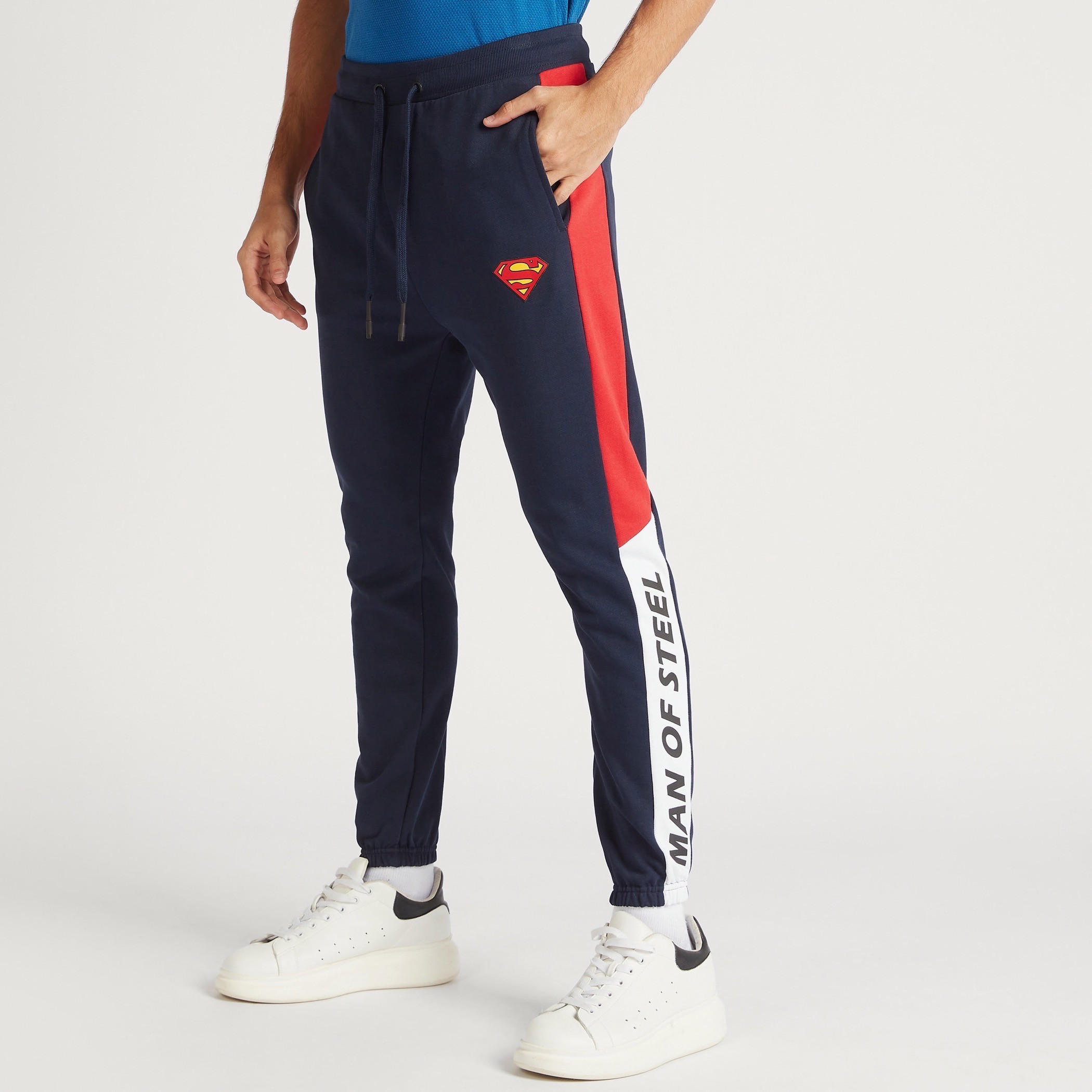 بنطلون رياضي بخصر متوسّط الارتفاع وجيوب وطبعات سوبرمان-men-clothing-bottoms-joggers-image-1