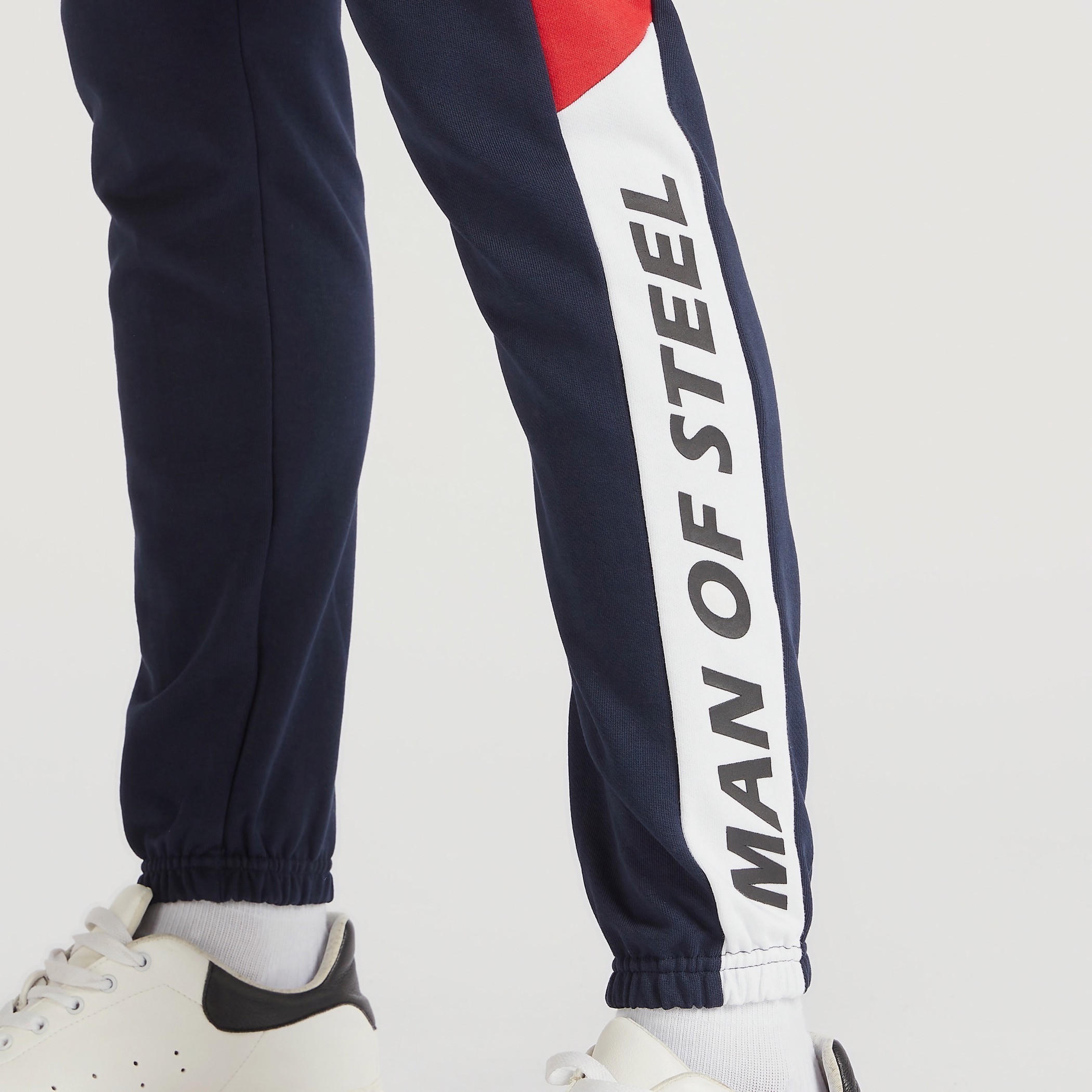 بنطلون رياضي بخصر متوسّط الارتفاع وجيوب وطبعات سوبرمان-men-clothing-bottoms-joggers-image-3