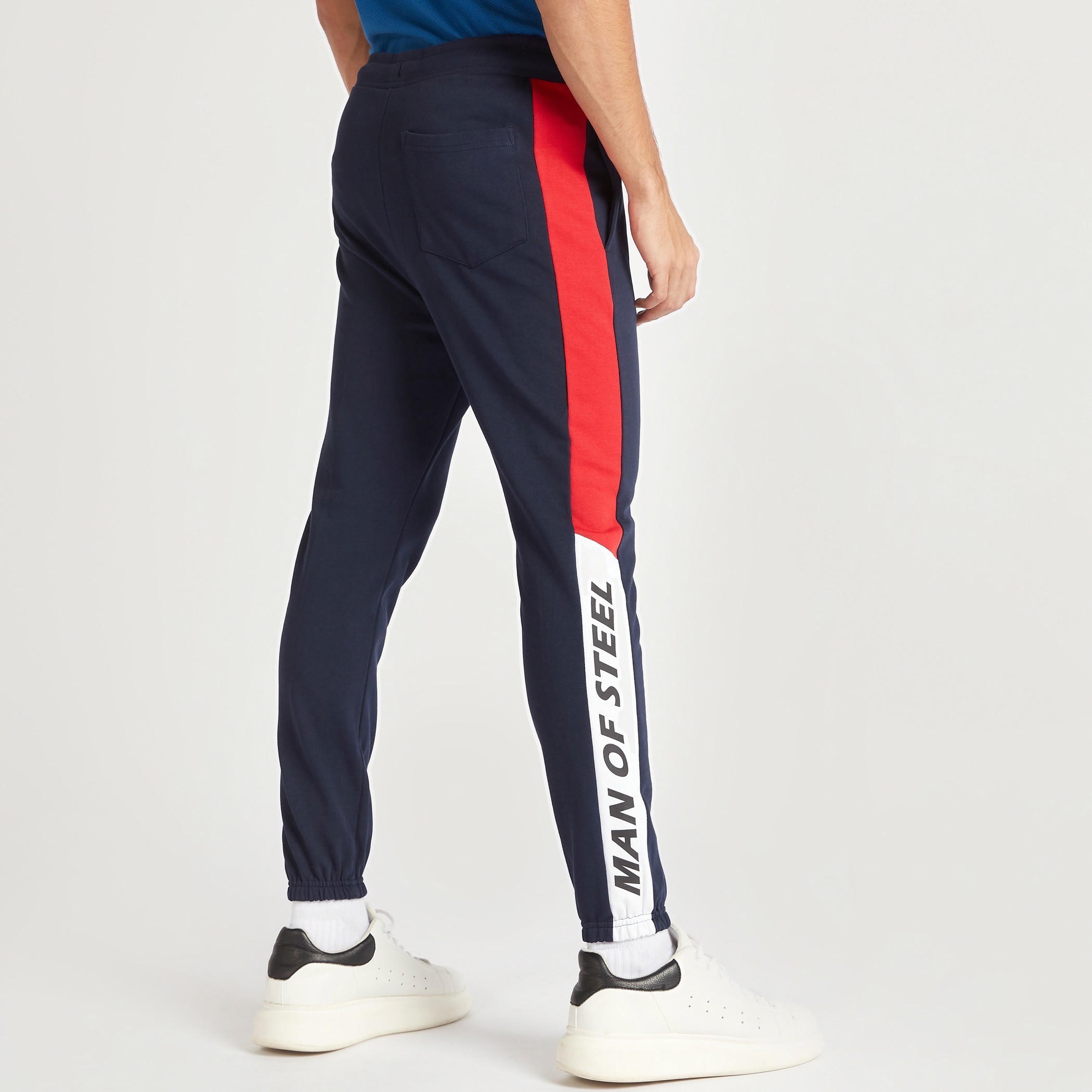 بنطلون رياضي بخصر متوسّط الارتفاع وجيوب وطبعات سوبرمان-men-clothing-bottoms-joggers-image-4
